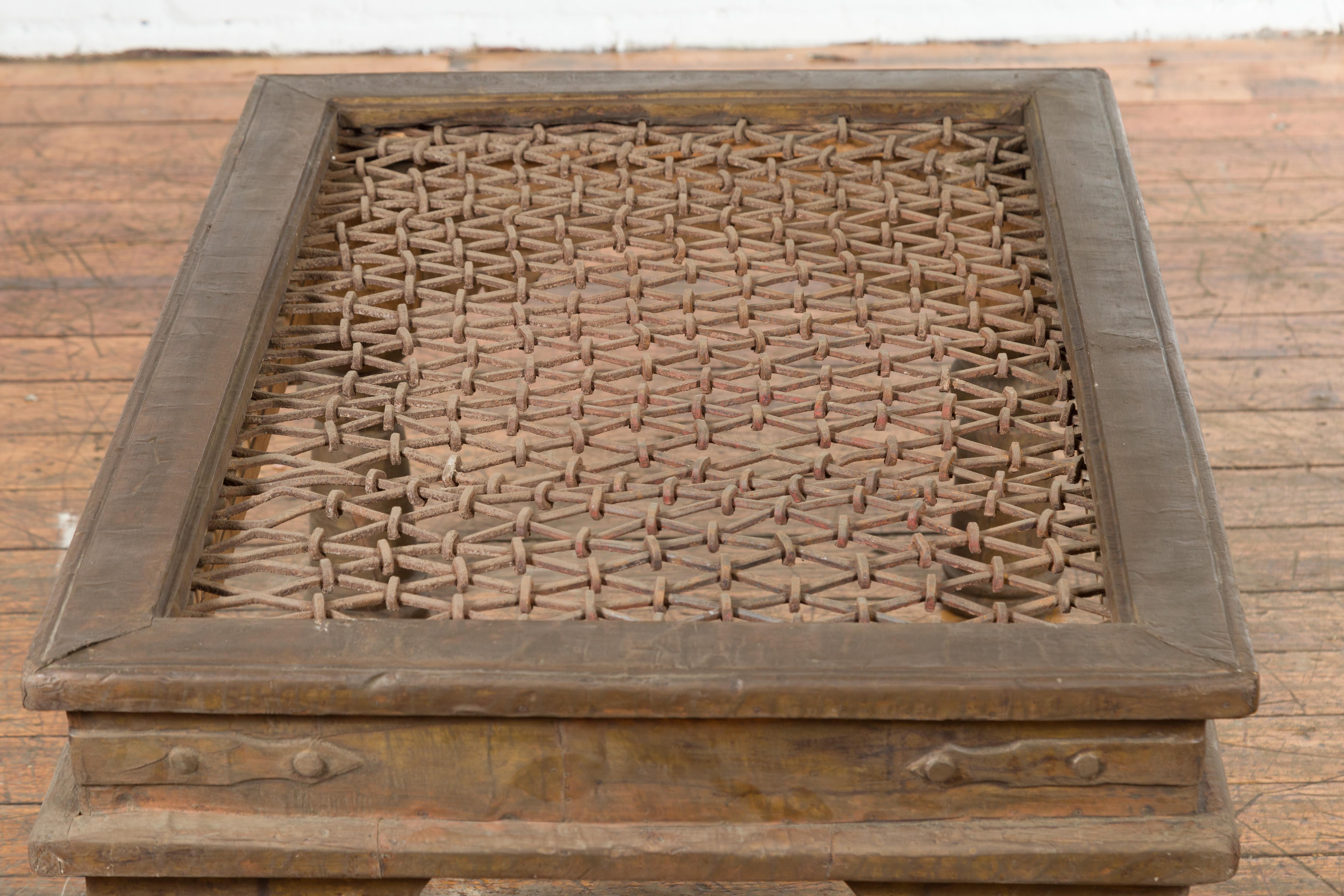 Grille de fenêtre indienne ancienne en métal transformée en table basse avec pieds à balustre en vente 9
