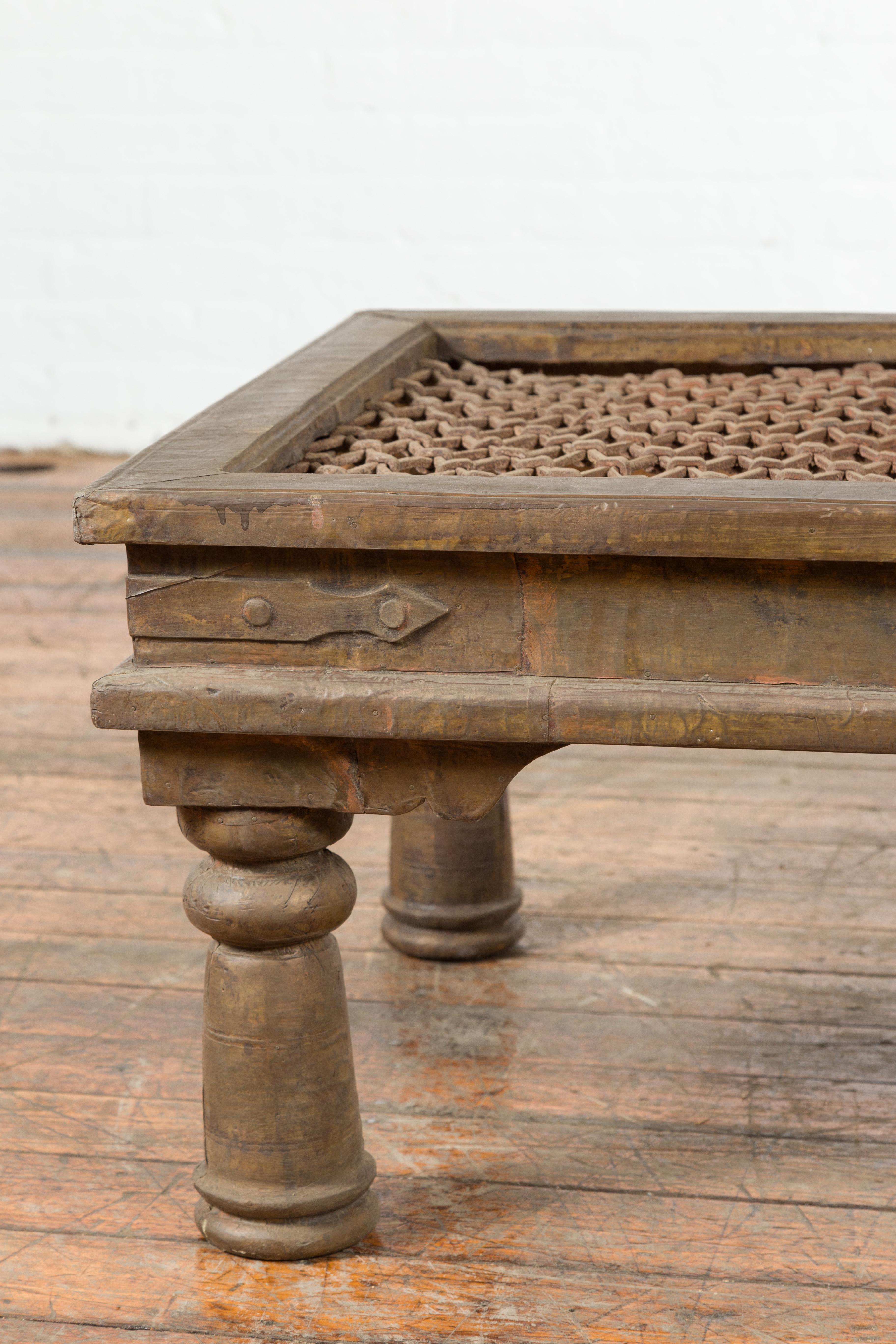 Indien Grille de fenêtre indienne ancienne en métal transformée en table basse avec pieds à balustre en vente