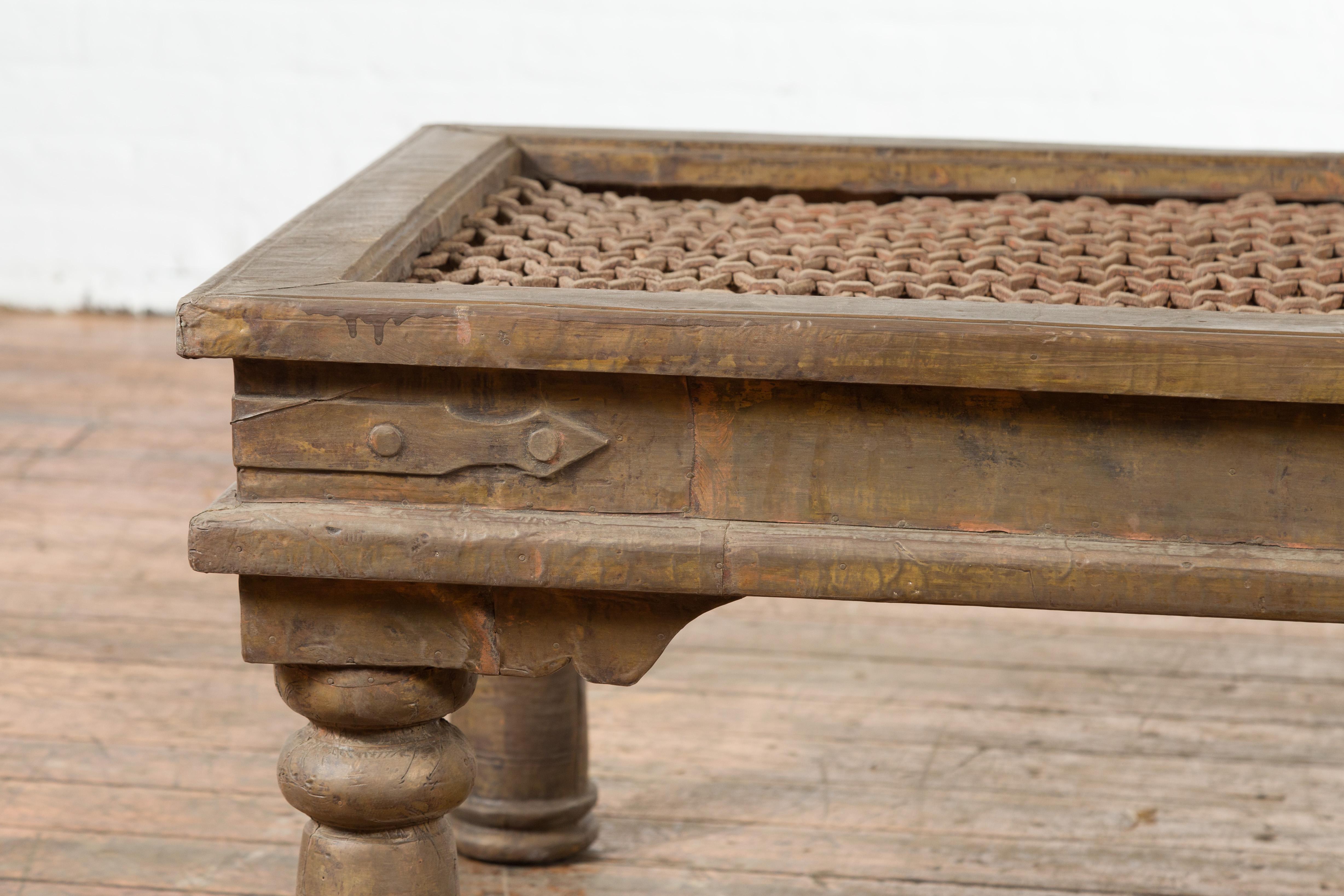 20ième siècle Grille de fenêtre indienne ancienne en métal transformée en table basse avec pieds à balustre en vente