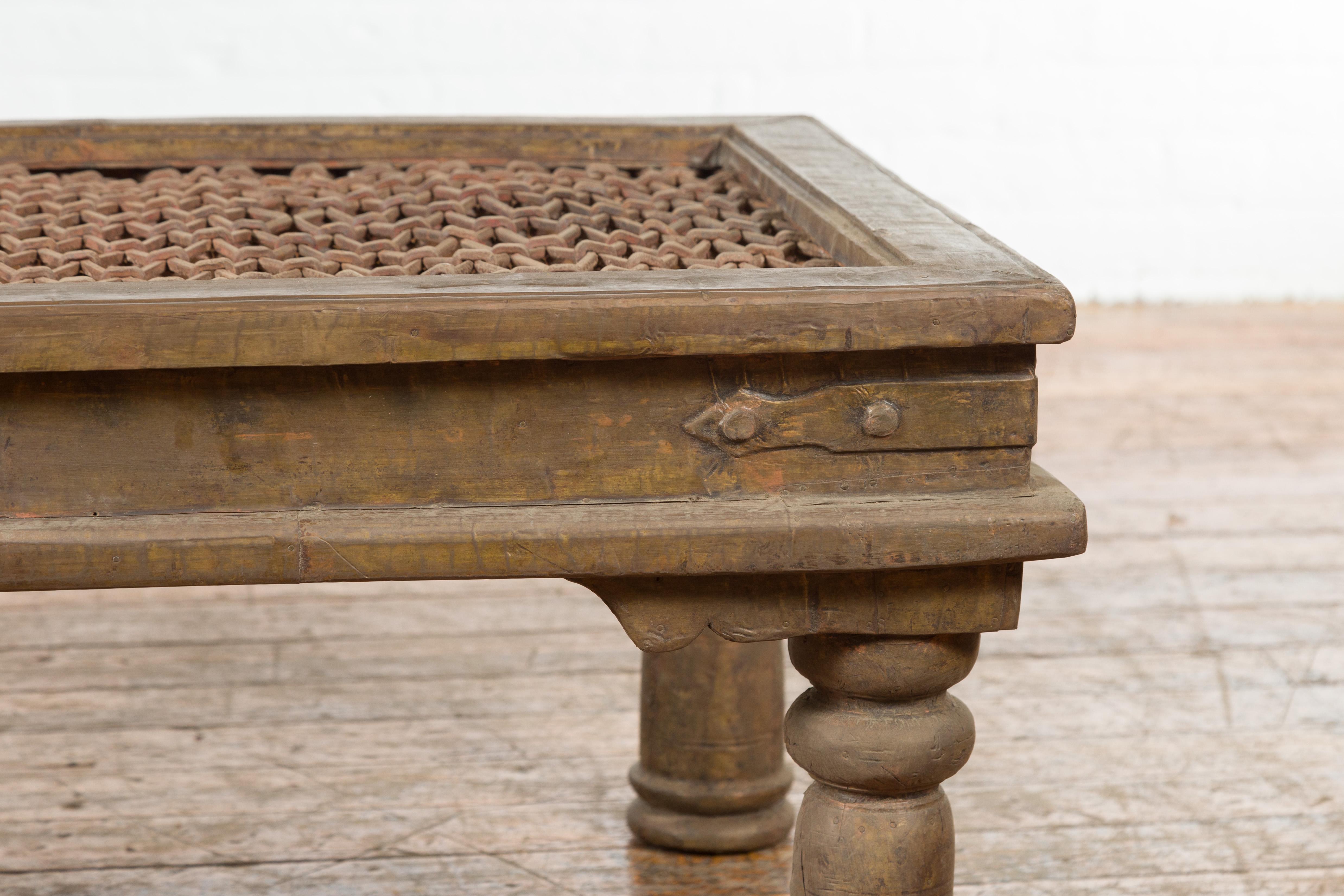 Métal Grille de fenêtre indienne ancienne en métal transformée en table basse avec pieds à balustre en vente