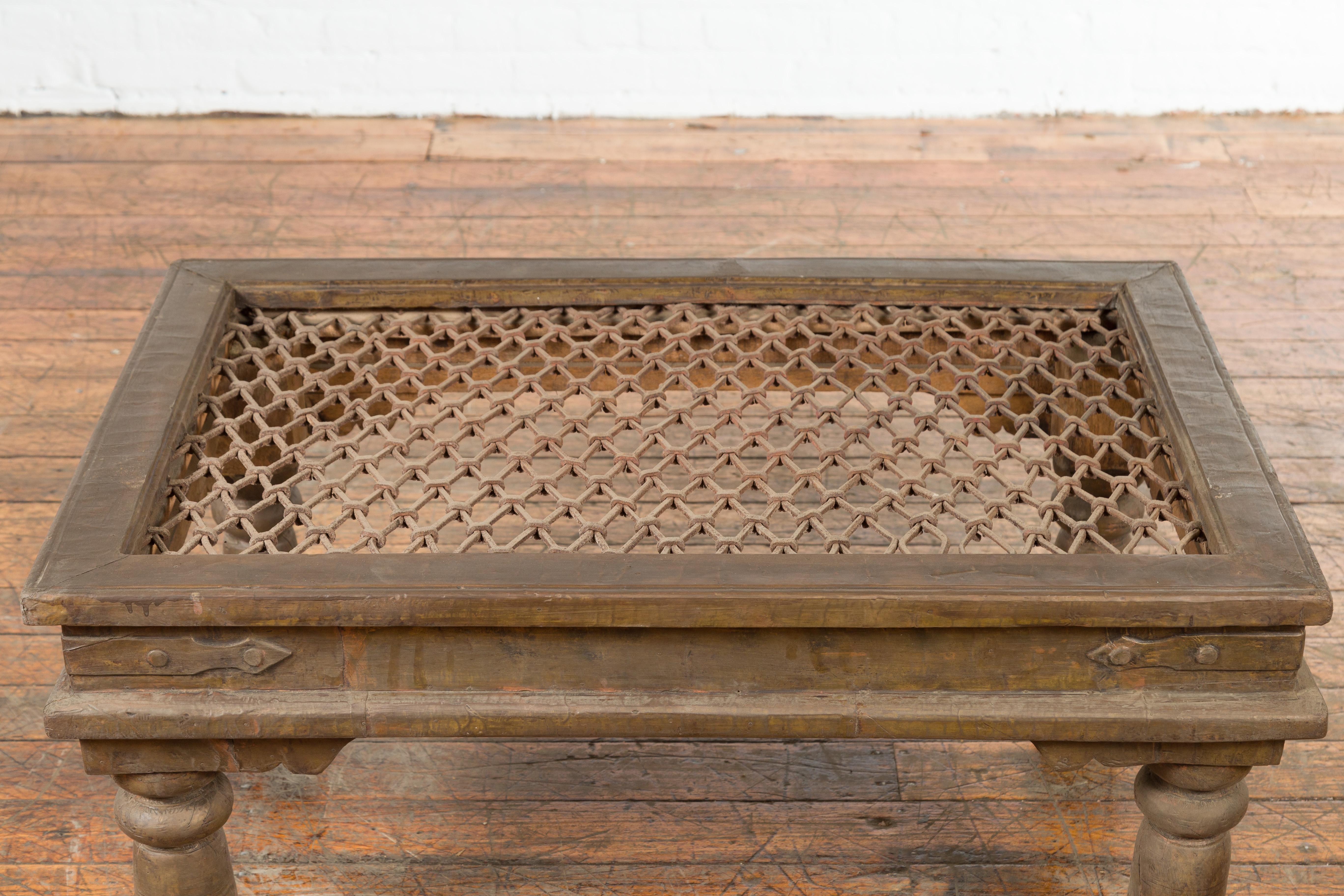 Grille de fenêtre indienne ancienne en métal transformée en table basse avec pieds à balustre en vente 1