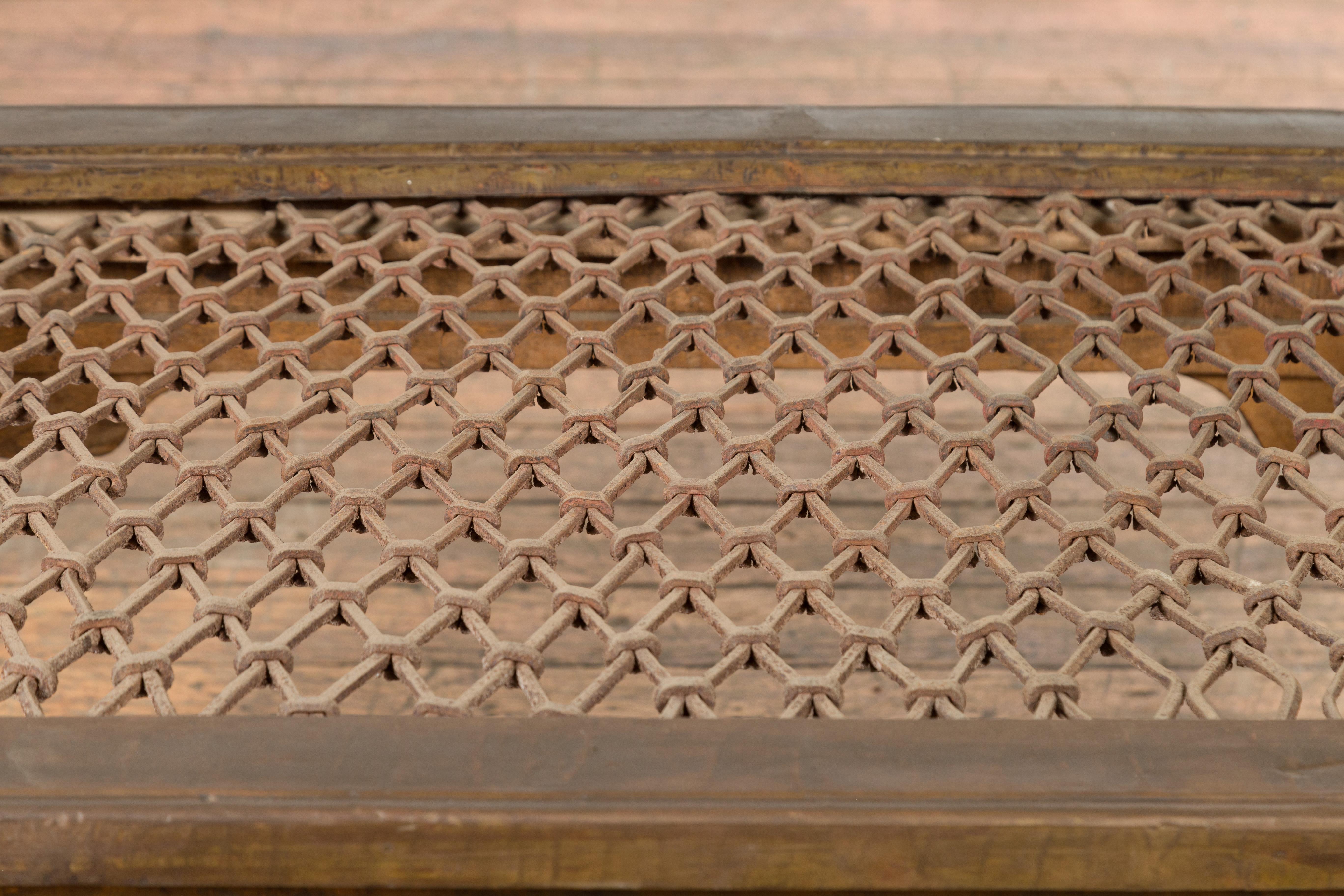 Grille de fenêtre indienne ancienne en métal transformée en table basse avec pieds à balustre en vente 2