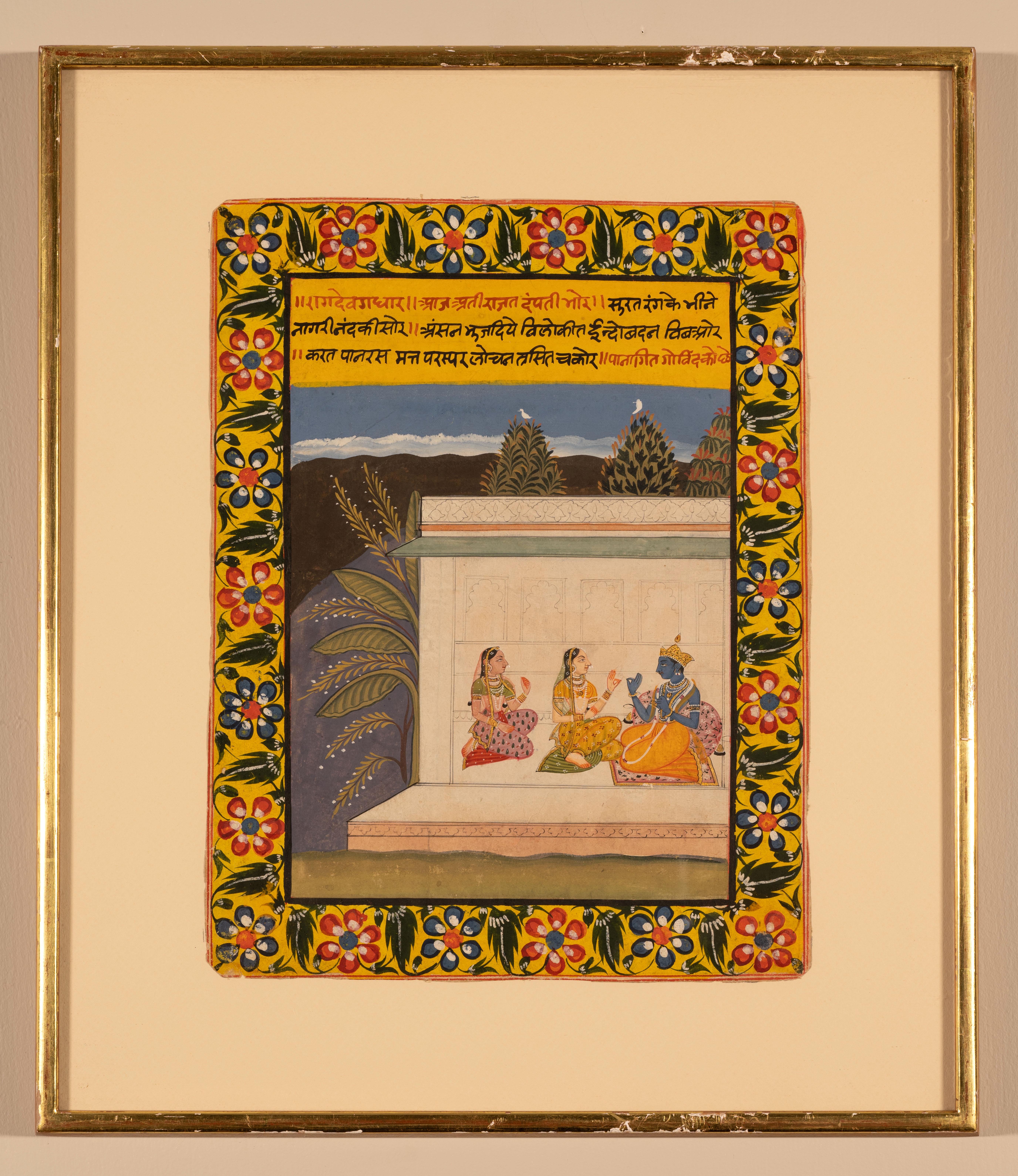 Ein weiteres bezauberndes Gemälde von Lord Krishna und seiner Geliebten Radha zusammen mit ihrer Gefährtin, die in einem kunstvollen  Pavillon, während sie ein gestenreiches Gespräch führen. Der Innenraum ist durch gewölbte Nischen gekennzeichnet