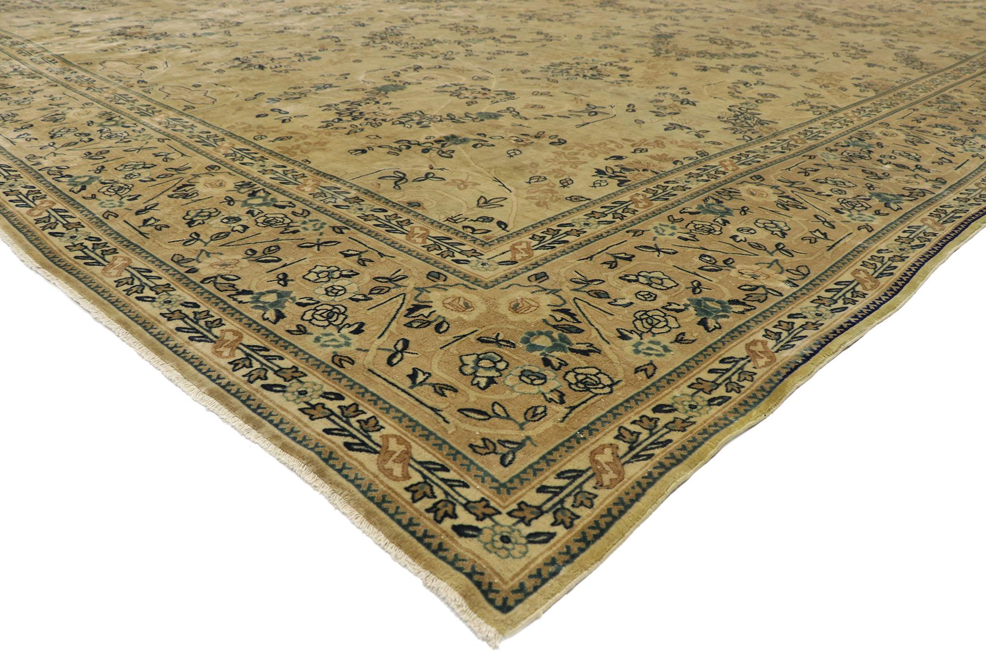77431 Antik-getragener indischer Mogul-Teppich, 12'07 x 18'10. Indische Mogulteppiche aus dem späten 19. Jahrhundert wurden in den untergehenden Jahren des Mogulreichs hergestellt und weisen komplizierte, von persischer, indischer und europäischer