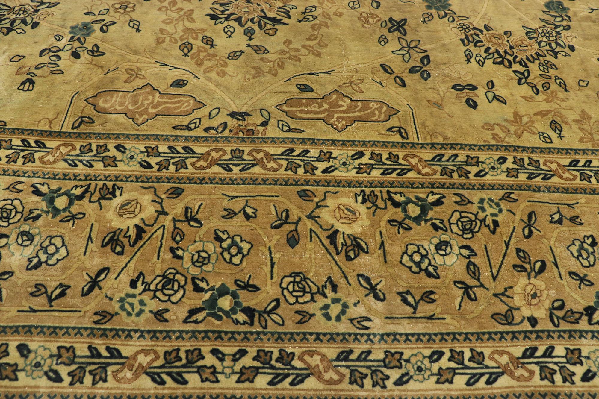 Antiker indischer Mogulteppich, Rustikal und raffiniert trifft auf lässigen Luxus (Handgeknüpft) im Angebot