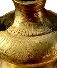 Antico vaso hukka indiano in ottone dell'epoca Moghul, inciso a mano