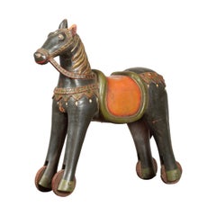 Antique sculpture indienne moghole de cheval sur roues avec finition polychrome