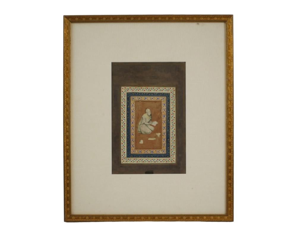 Antigua pintura en miniatura de la Escuela Mogol de la India, realizada en acuarela opaca sobre papel, que capta la imagen de un anciano arrodillado, sosteniendo un libro entre las manos. Data de mediados o finales del siglo XVIII. Matted and