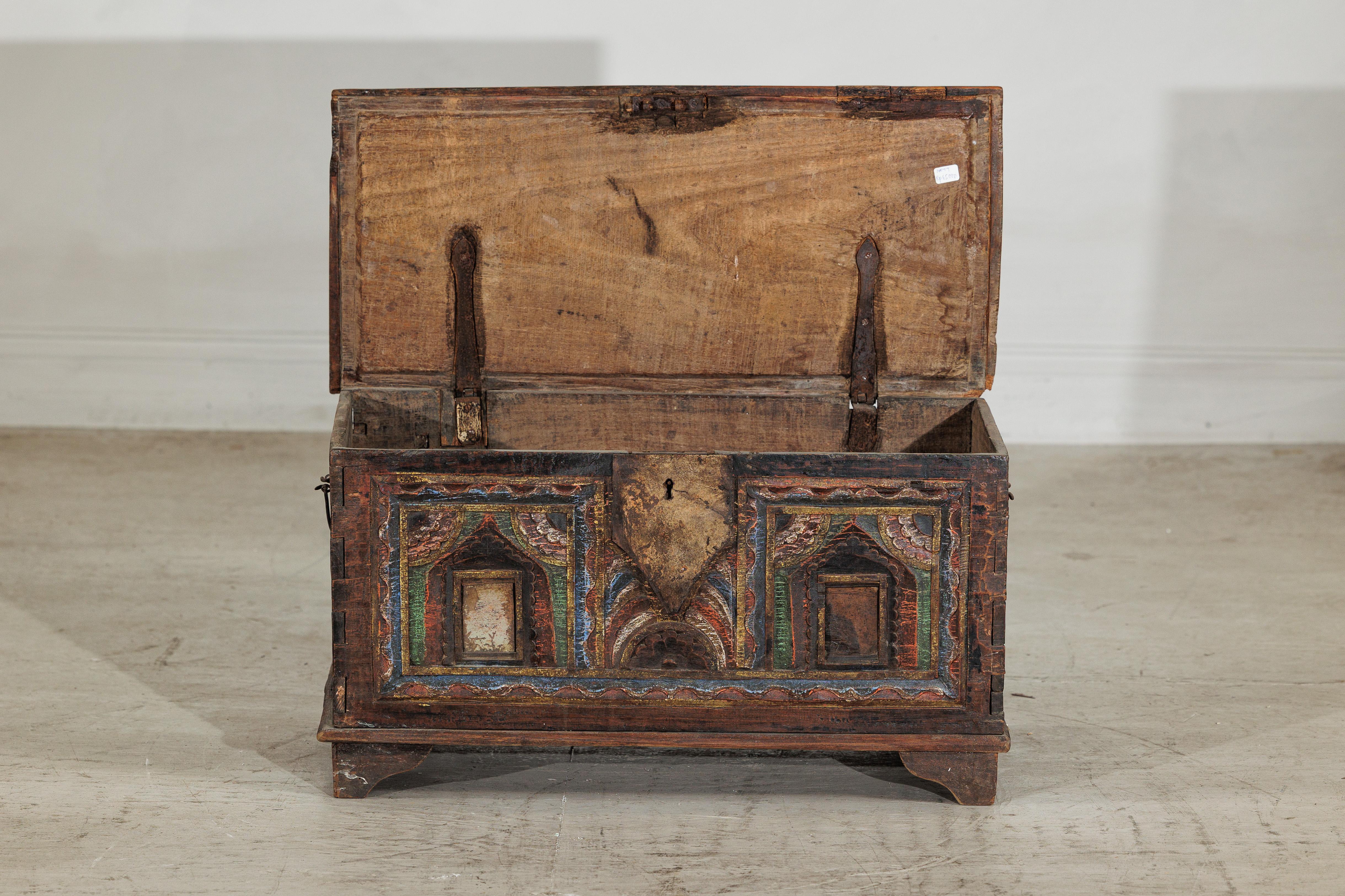 Antique Mirror indien peint avec couvercle à charnière et traces de miroirs d'origine en vente 9