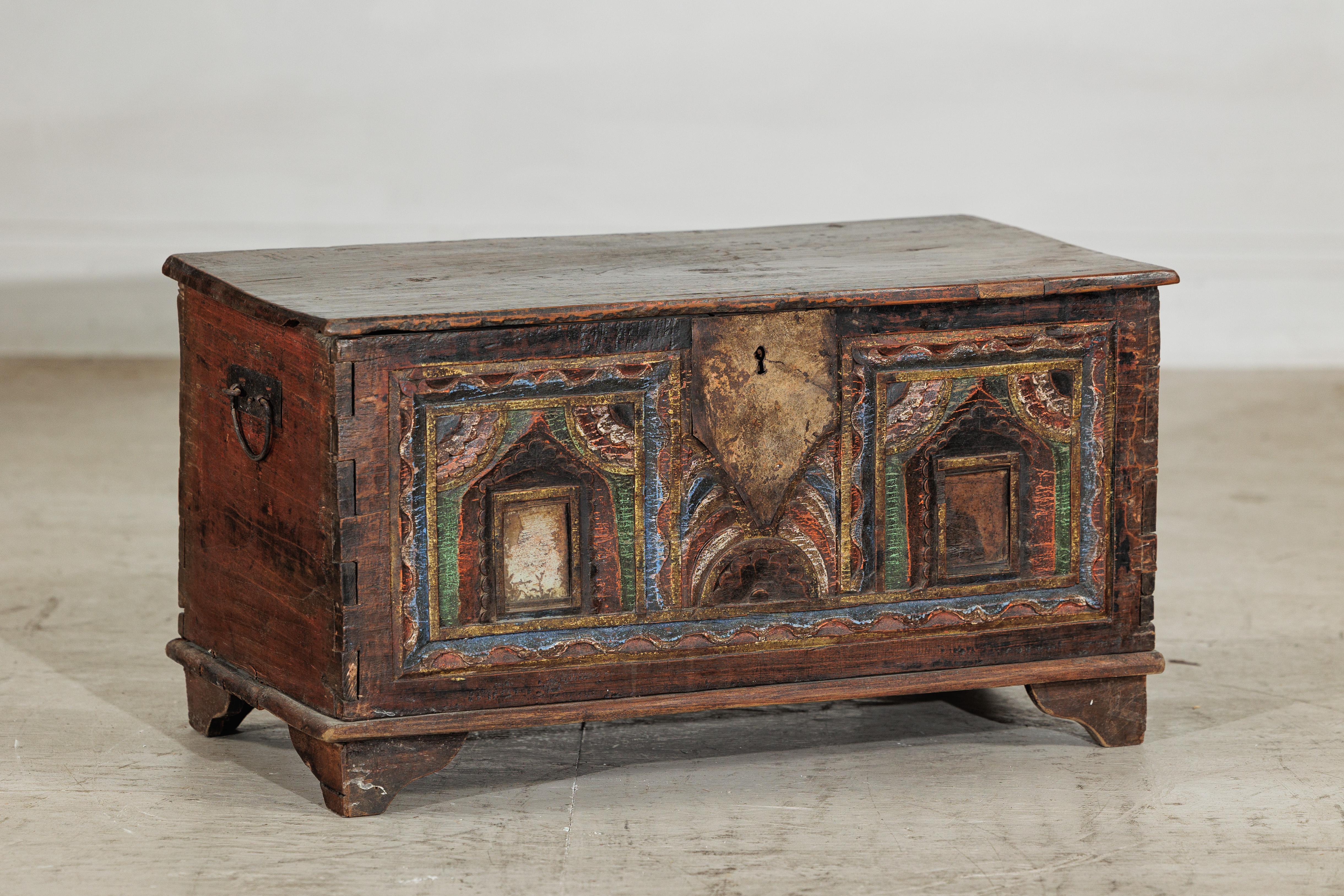 Indien Antique Mirror indien peint avec couvercle à charnière et traces de miroirs d'origine en vente