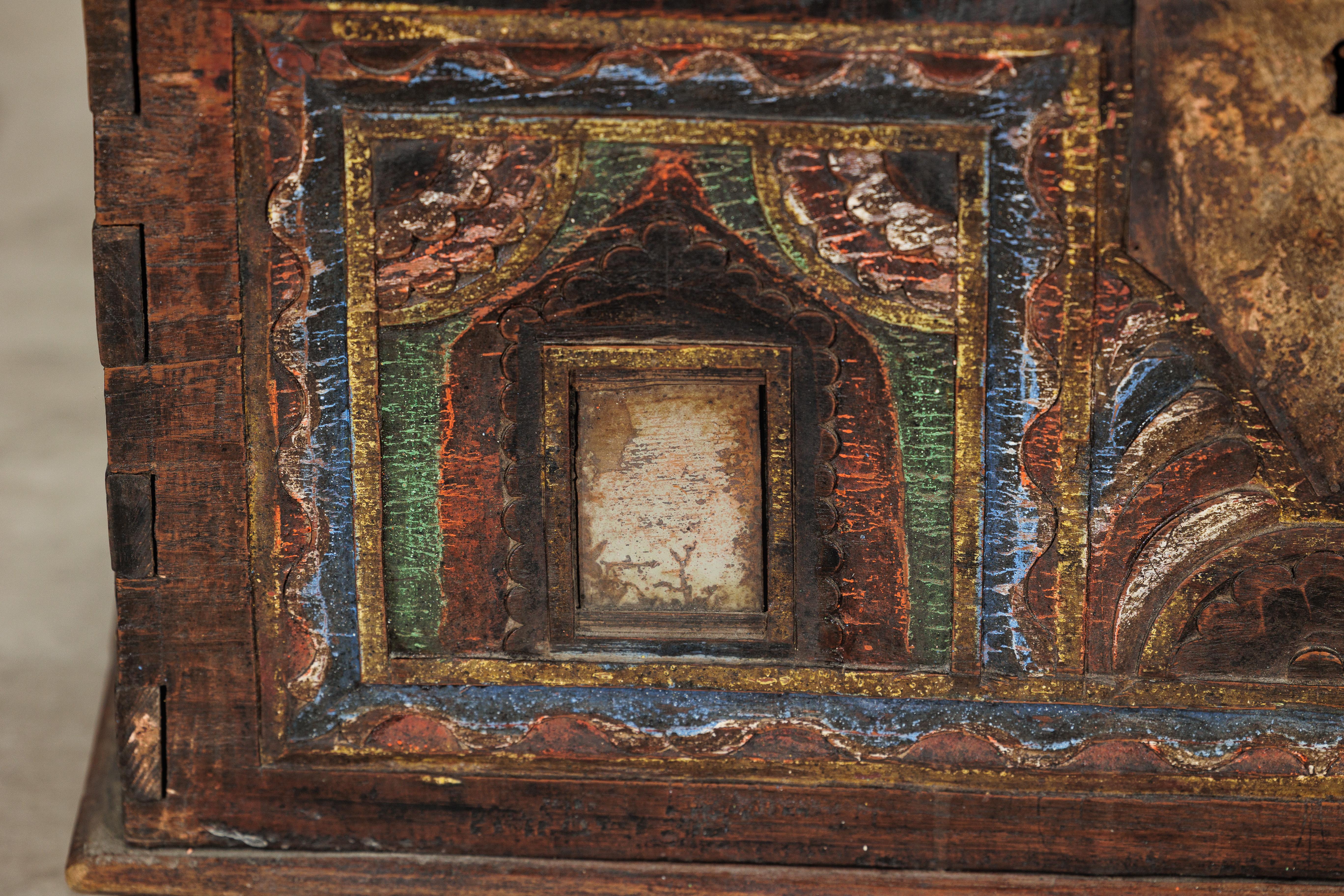 XIXe siècle Antique Mirror indien peint avec couvercle à charnière et traces de miroirs d'origine en vente