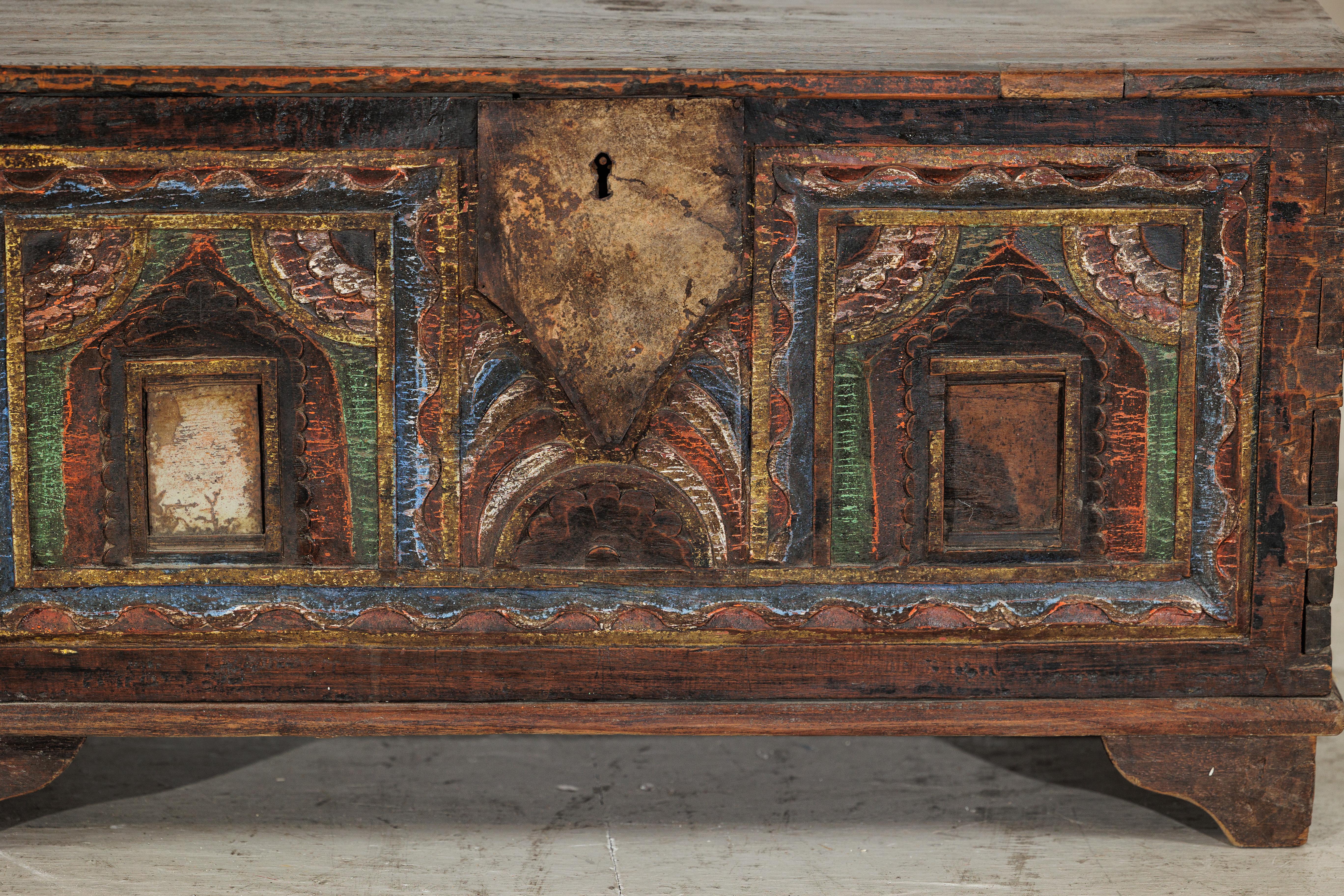 Bois Antique Mirror indien peint avec couvercle à charnière et traces de miroirs d'origine en vente