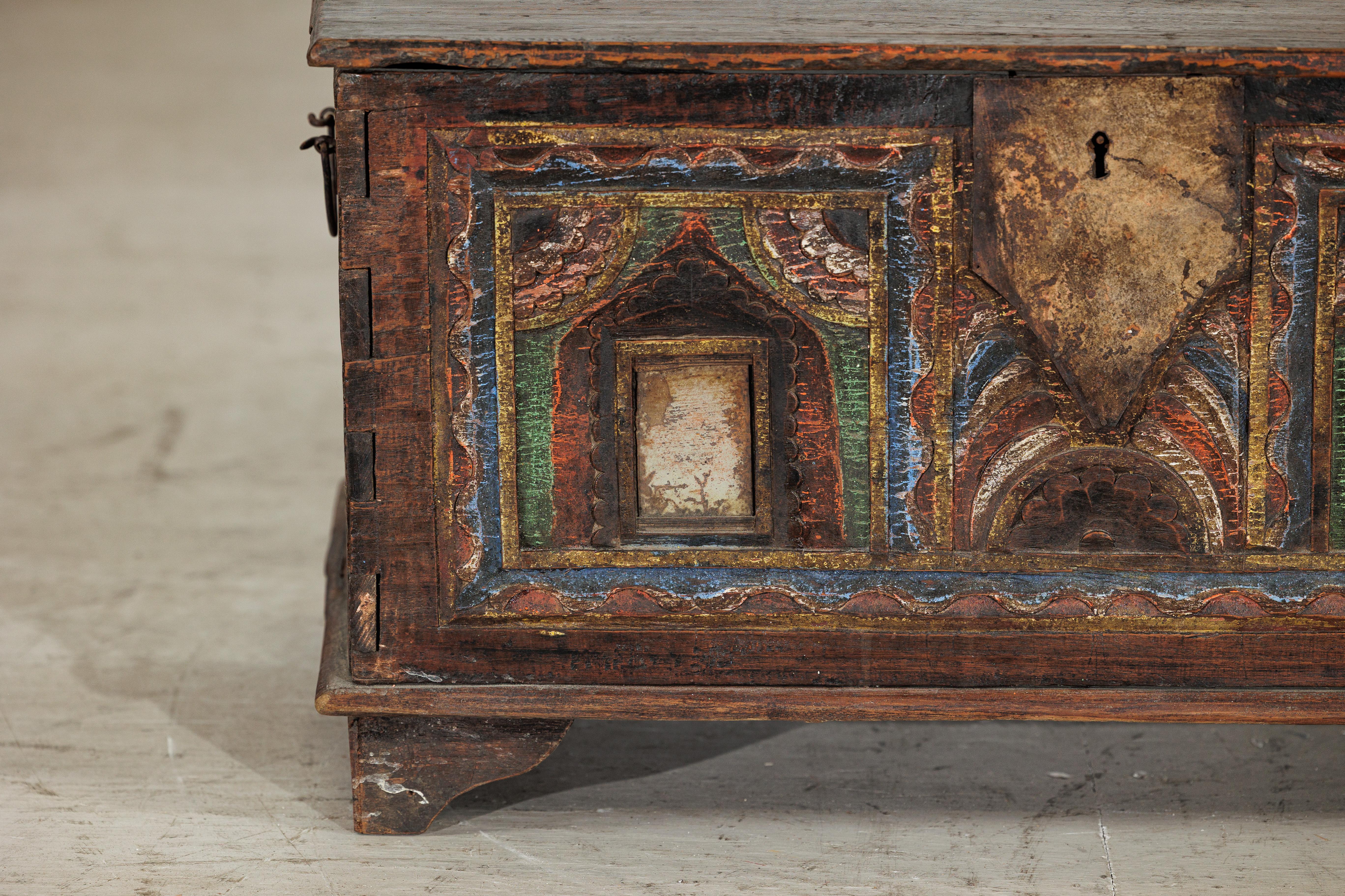 Antique Mirror indien peint avec couvercle à charnière et traces de miroirs d'origine en vente 1