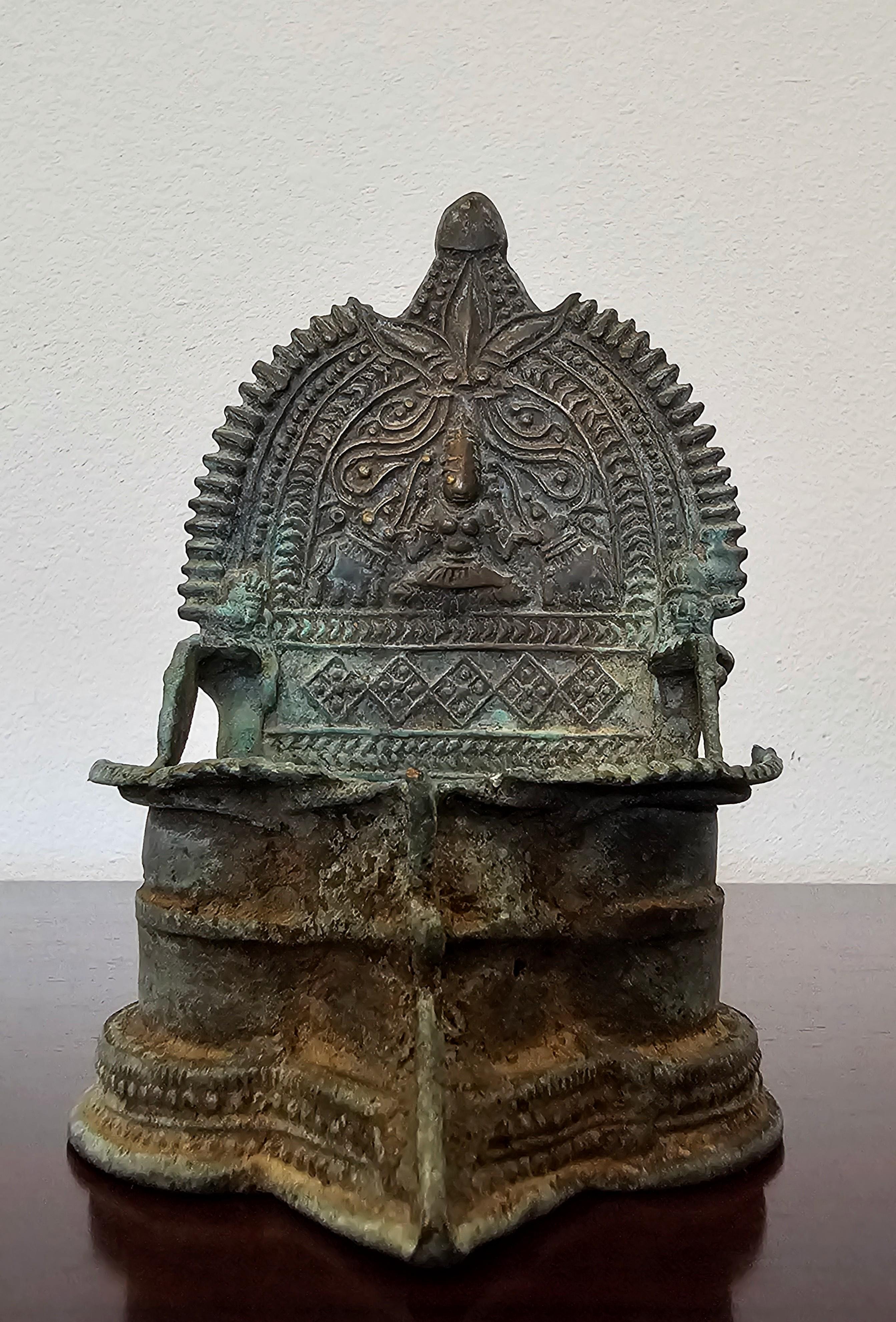 Lampe à huile indienne ancienne du 19ème siècle, en bronze patiné, Inde du Sud en vente 2