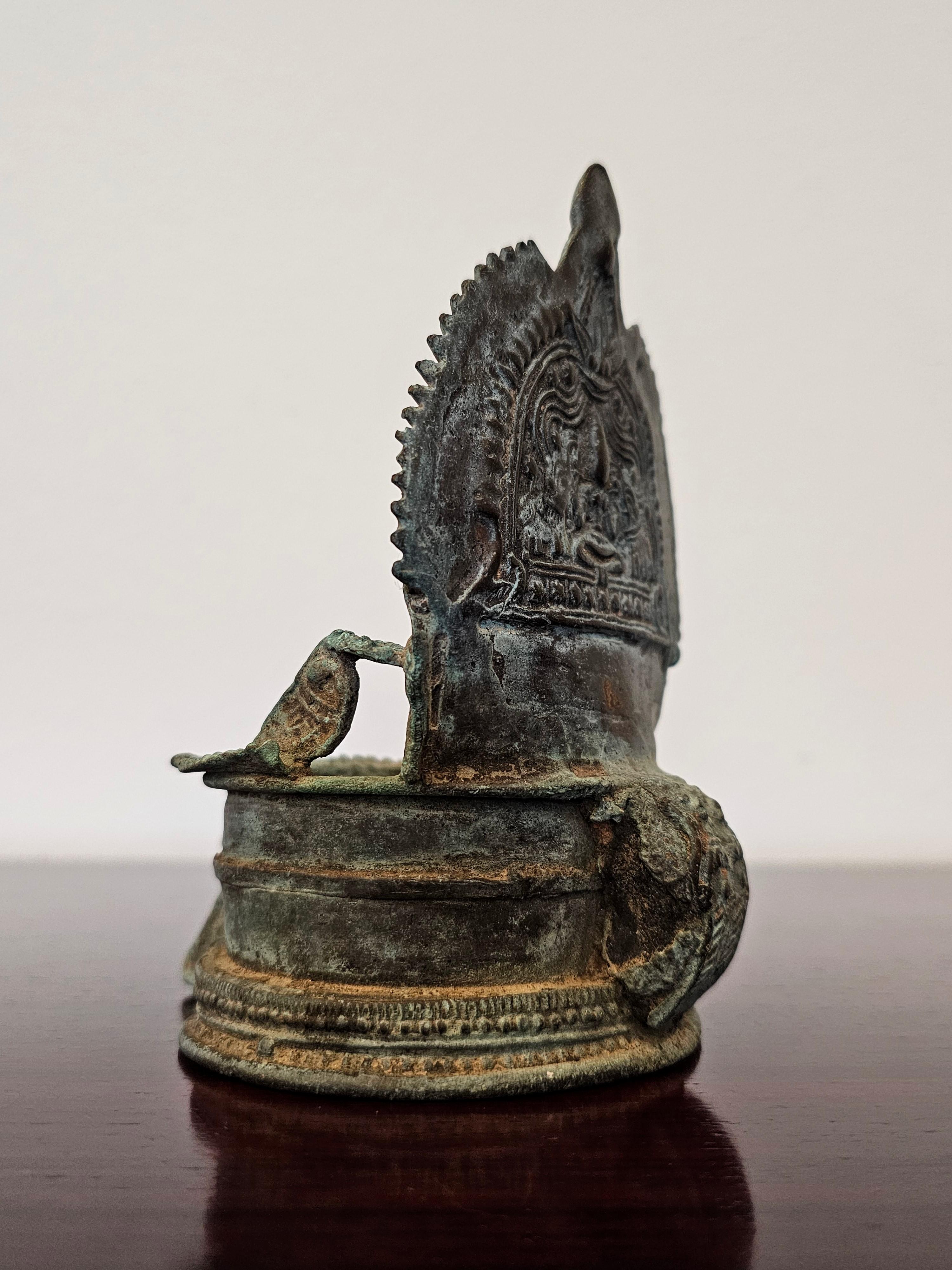 Lampe à huile indienne ancienne du 19ème siècle, en bronze patiné, Inde du Sud en vente 4