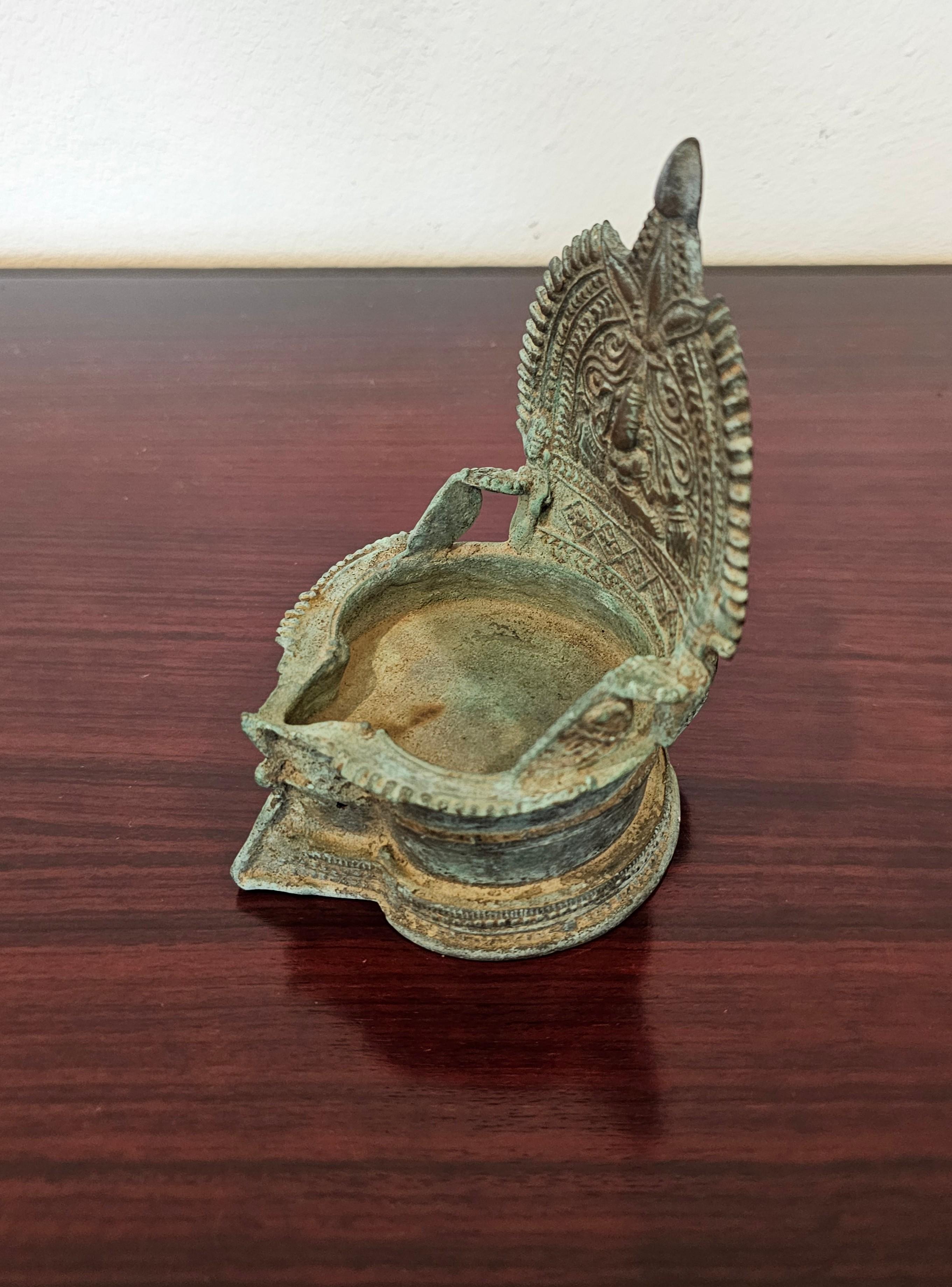 Anglo-indien Lampe à huile indienne ancienne du 19ème siècle, en bronze patiné, Inde du Sud en vente