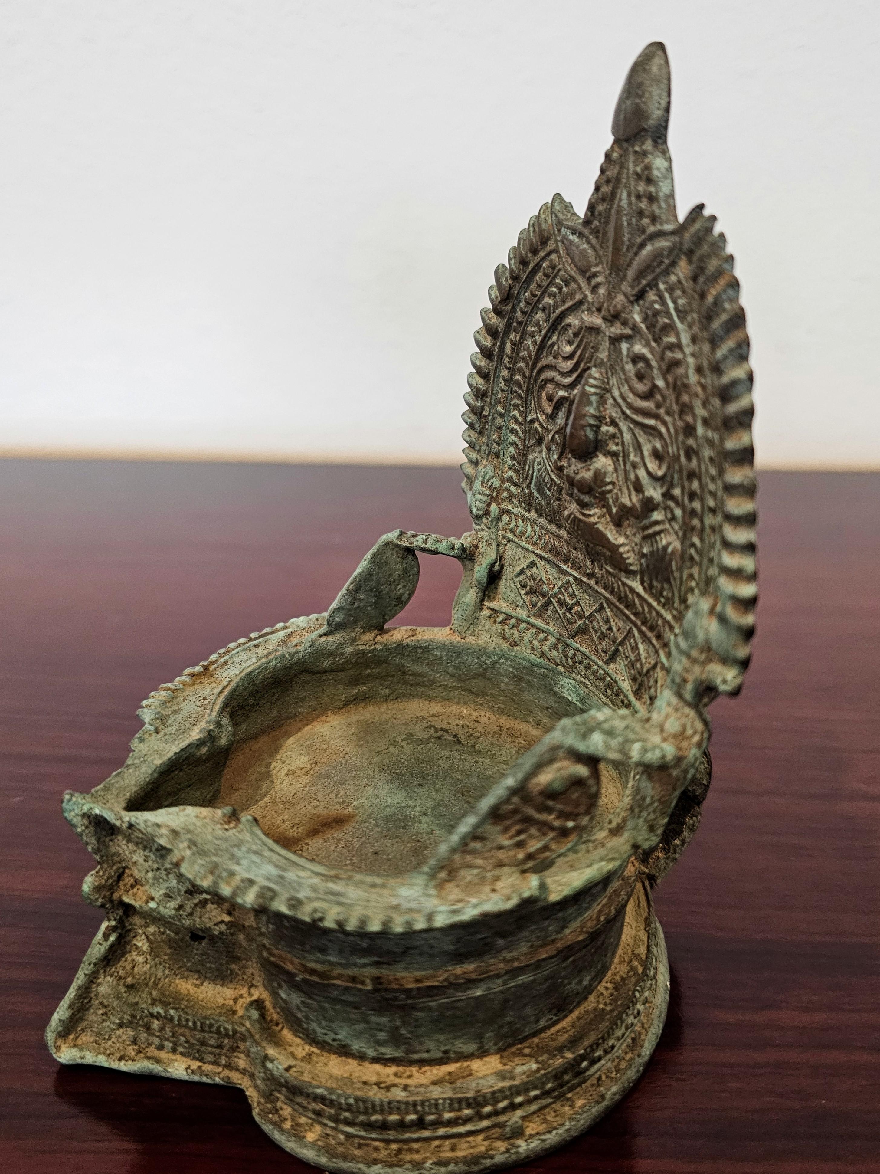Indien Lampe à huile indienne ancienne du 19ème siècle, en bronze patiné, Inde du Sud en vente
