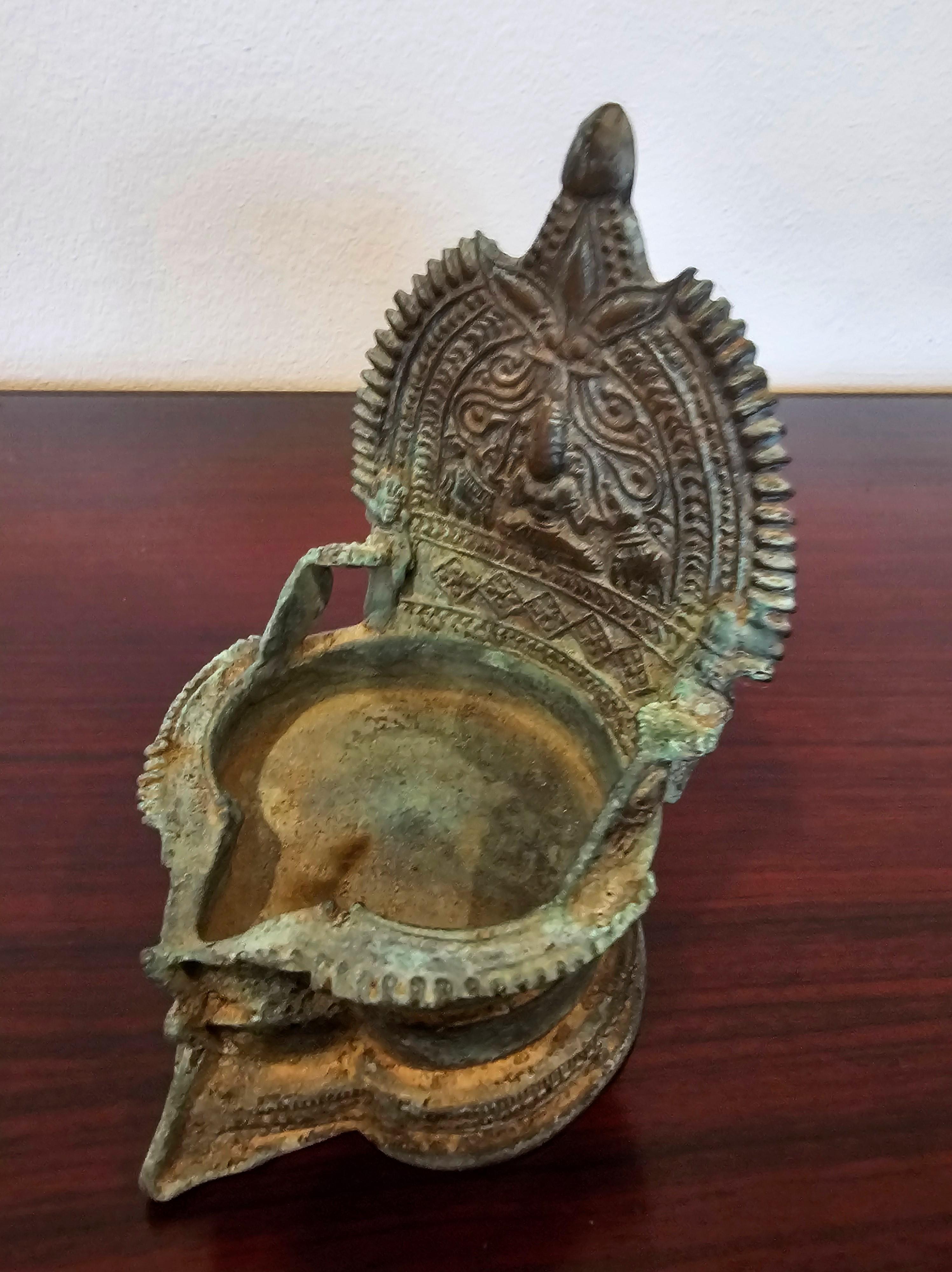 Lampe à huile indienne ancienne du 19ème siècle, en bronze patiné, Inde du Sud Bon état - En vente à Forney, TX