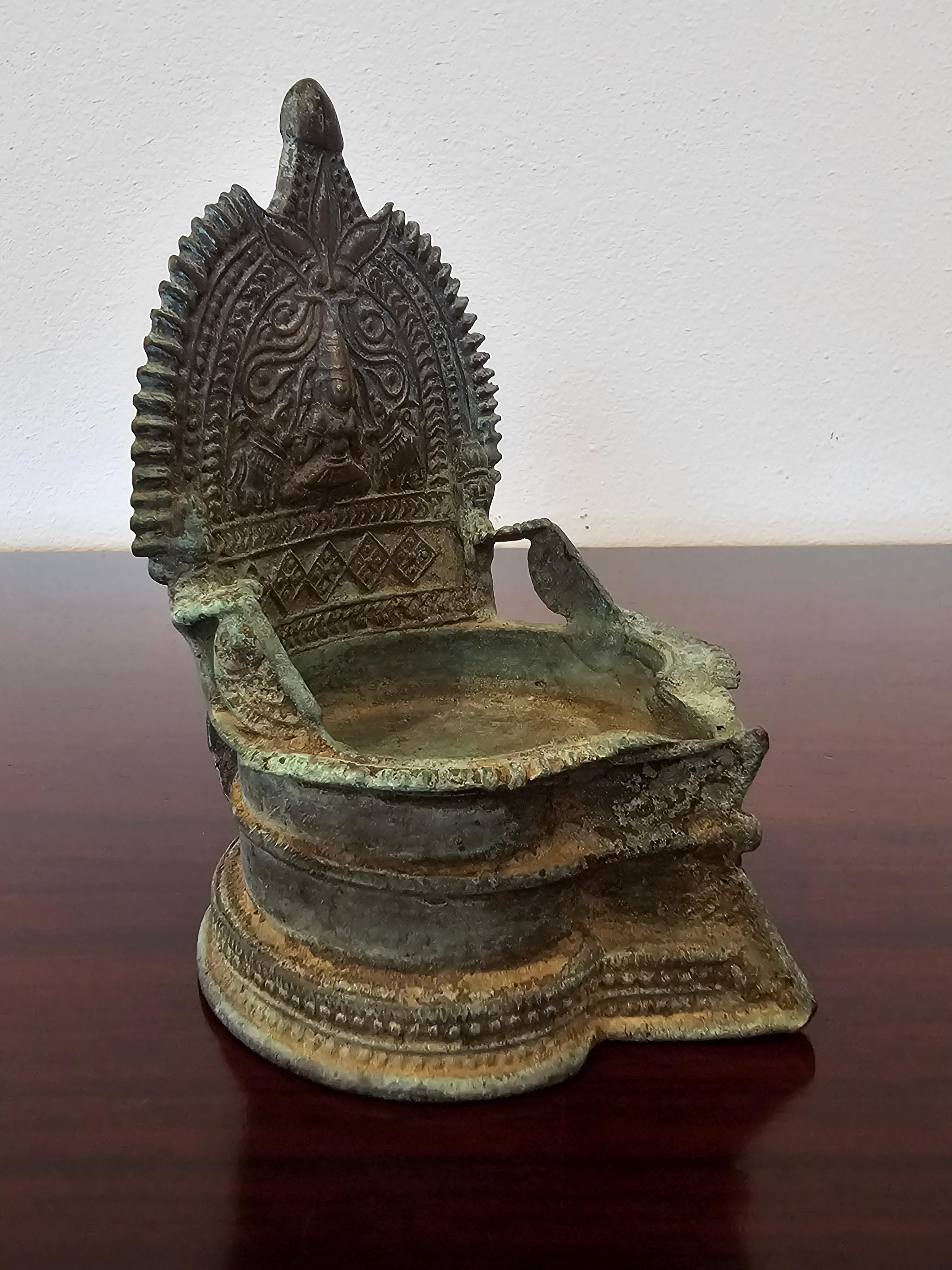 XIXe siècle Lampe à huile indienne ancienne du 19ème siècle, en bronze patiné, Inde du Sud en vente