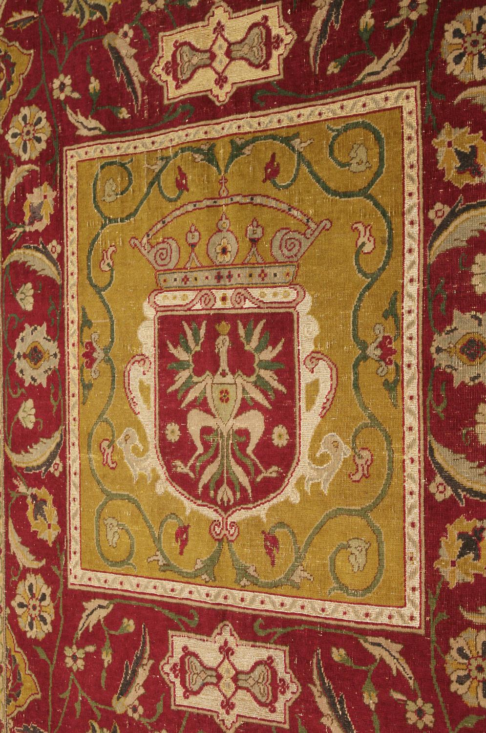 Dieser antike indische Polonaise-Teppich (Tudok ?) aus Wolle und Metall ist ein Kunstwerk! Die verschlungenen Muster und schönen Farben verleihen jedem Raum Eleganz und Stil. Es verfügt auch über ein zentrales Medaillon, das Wappen darstellen