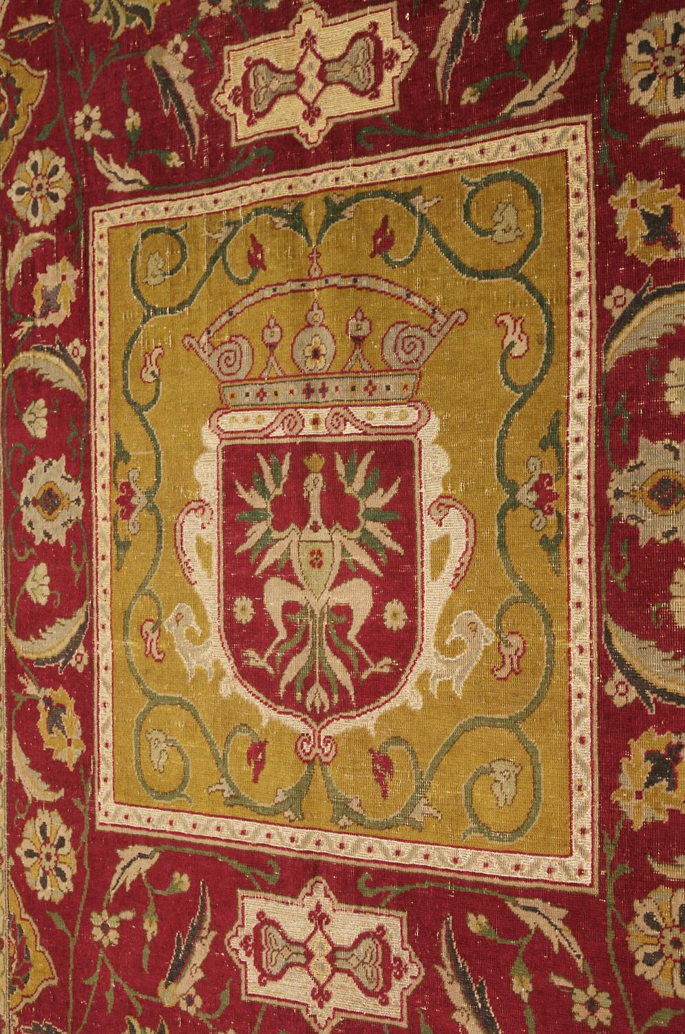 ¡Esta antigua alfombra india Polonaise (¿Tudok?) de lana y metal es una obra de arte! Sus intrincados diseños y bellos colores añadirán elegancia y estilo a cualquier habitación. También presenta un medallón central que representa el escudo de armas