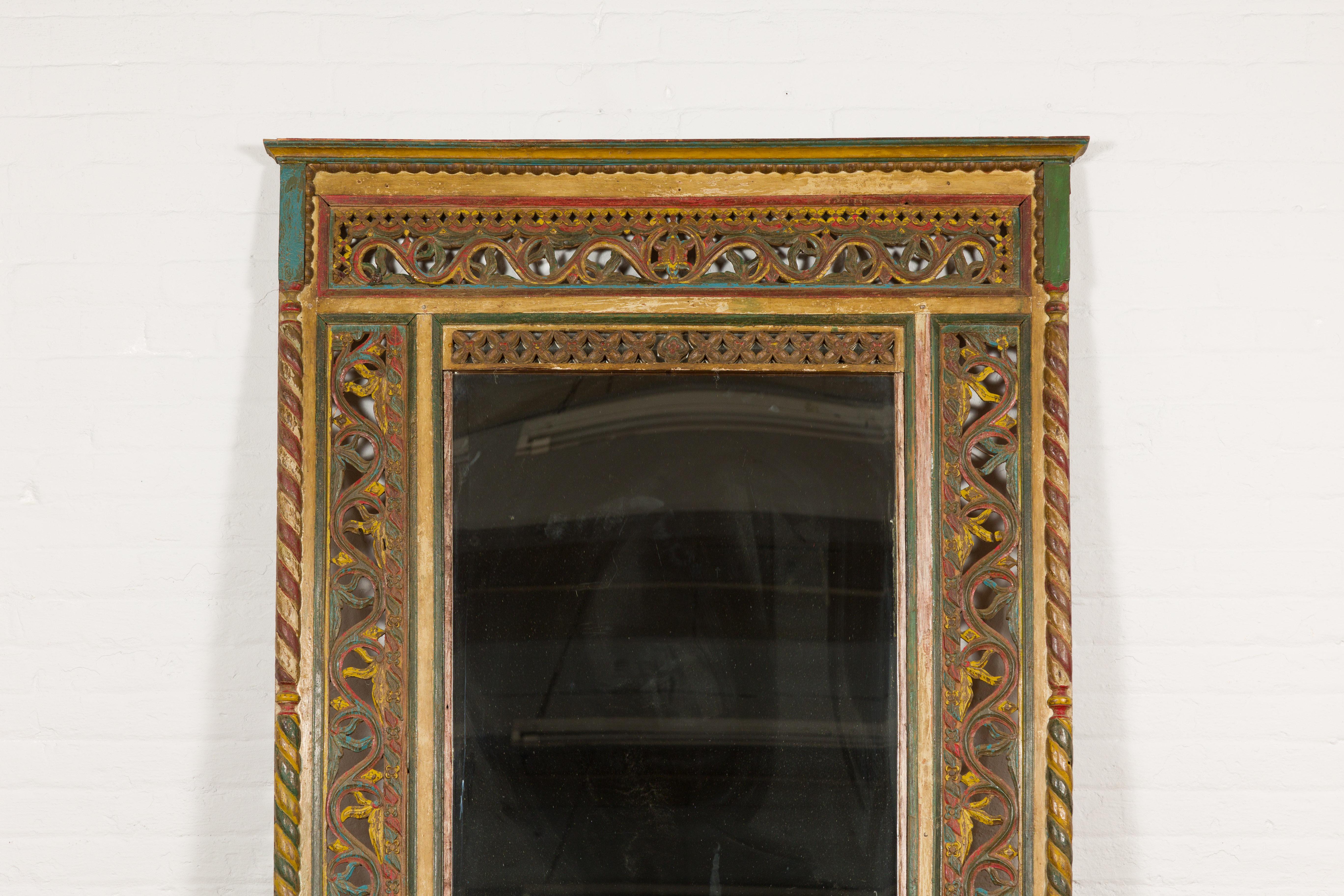 Indien Cadre de fenêtre sculpté multicolore transformé en Antique Mirror en vente