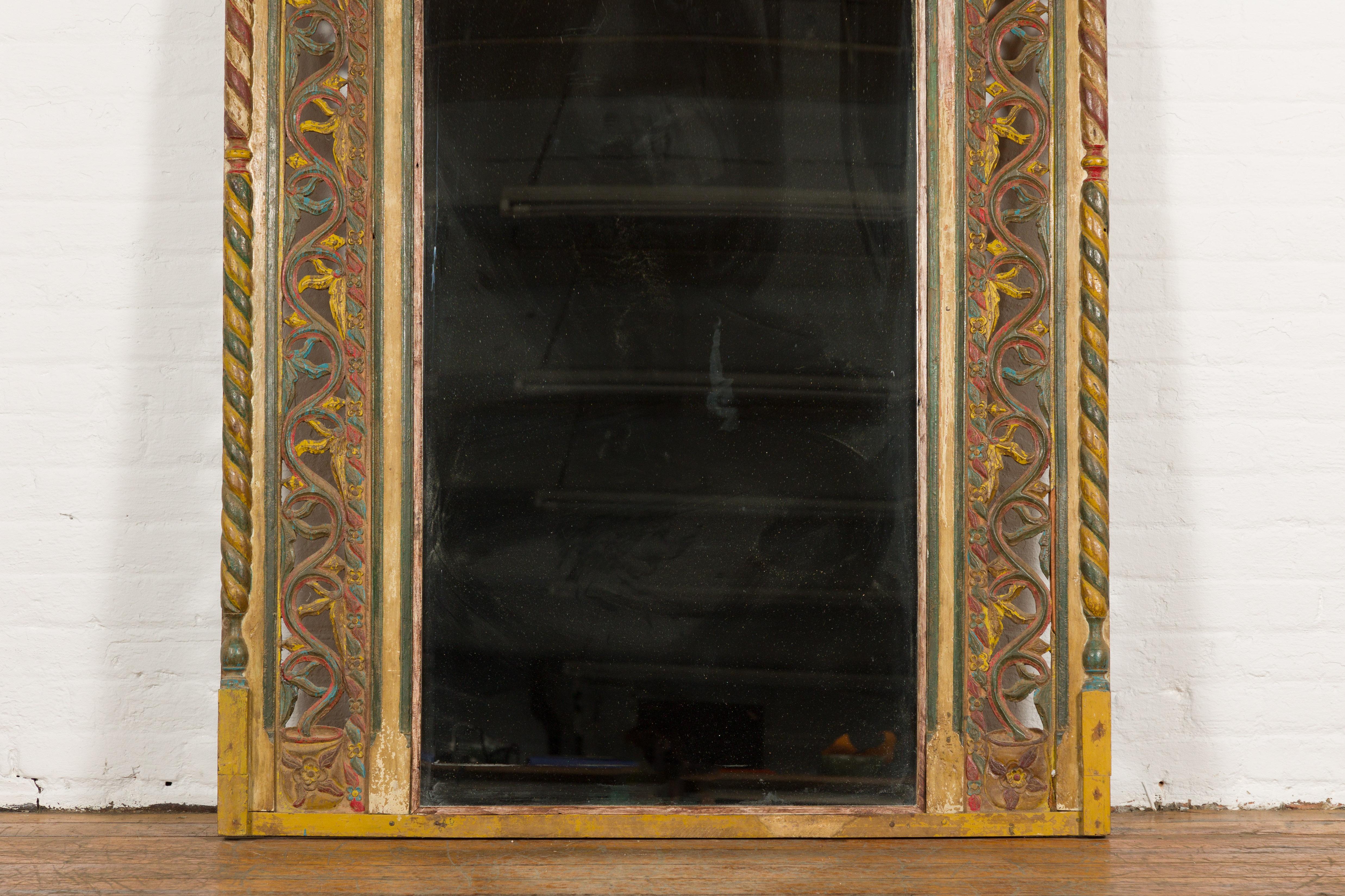 Cadre de fenêtre sculpté multicolore transformé en Antique Mirror Bon état - En vente à Yonkers, NY