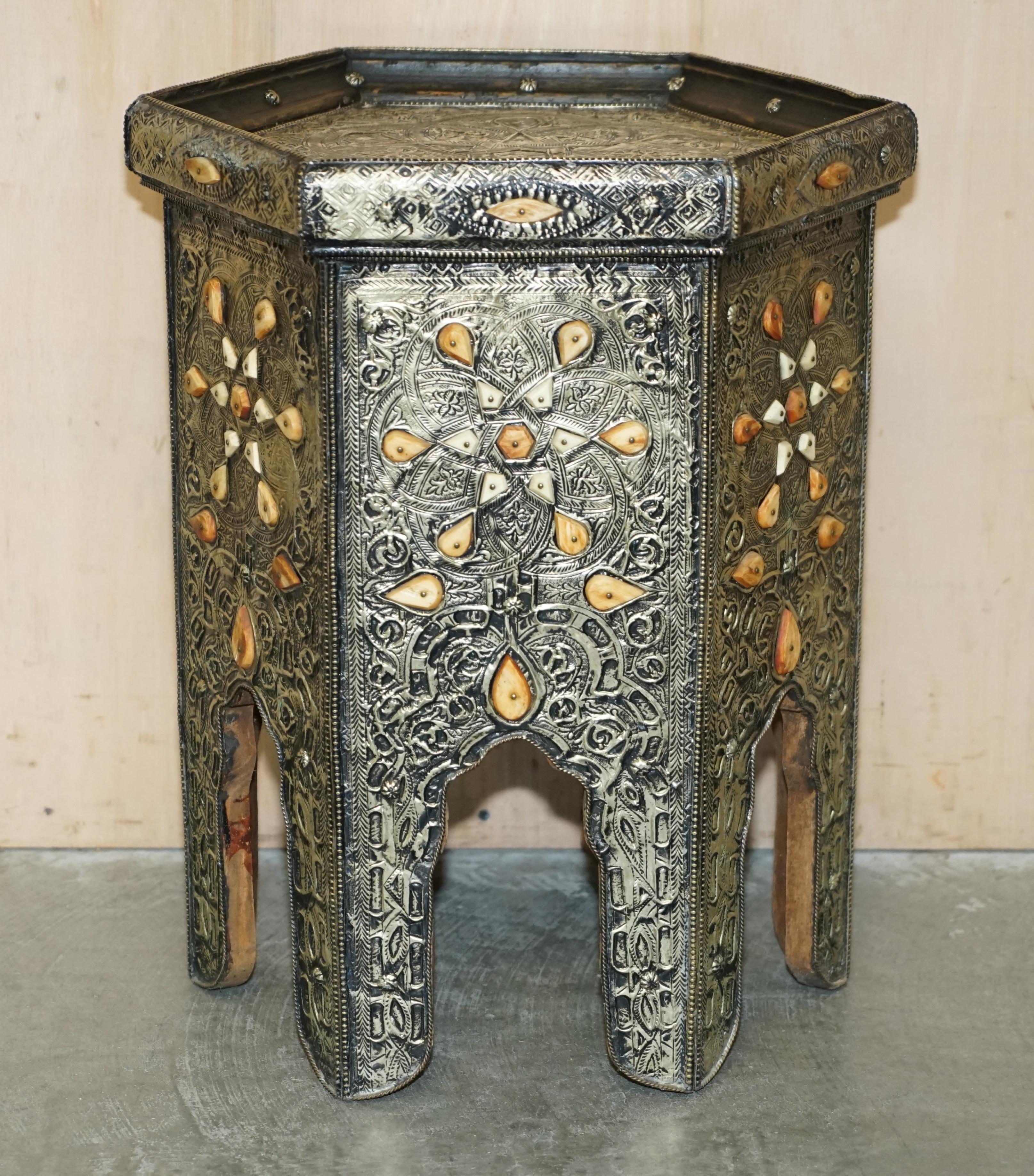 Ancienne table basse indienne en bois repoussé à lambrequin avec détail latéral en acier inoxydable en vente 11