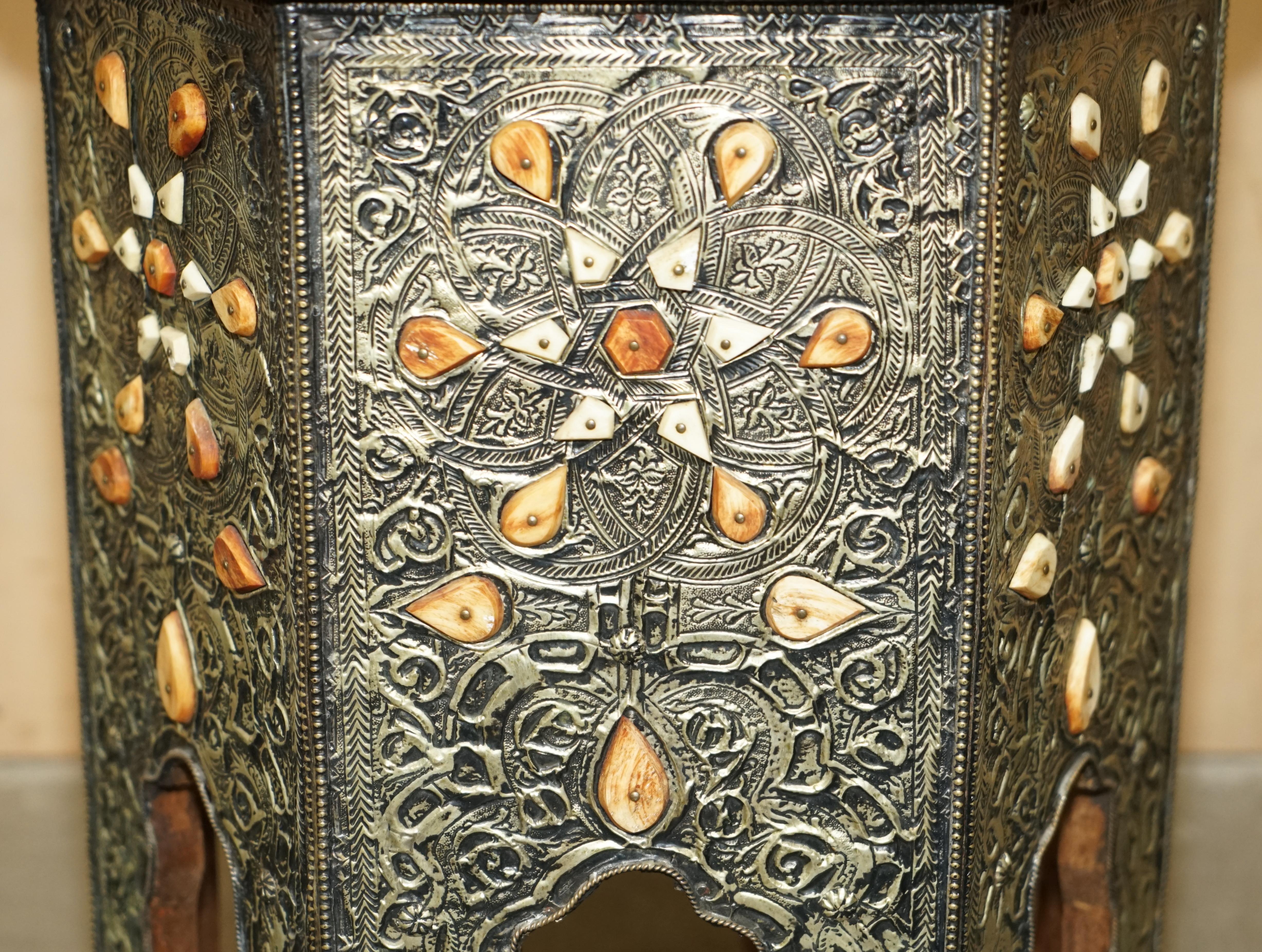 Début du 20ème siècle Ancienne table basse indienne en bois repoussé à lambrequin avec détail latéral en acier inoxydable en vente