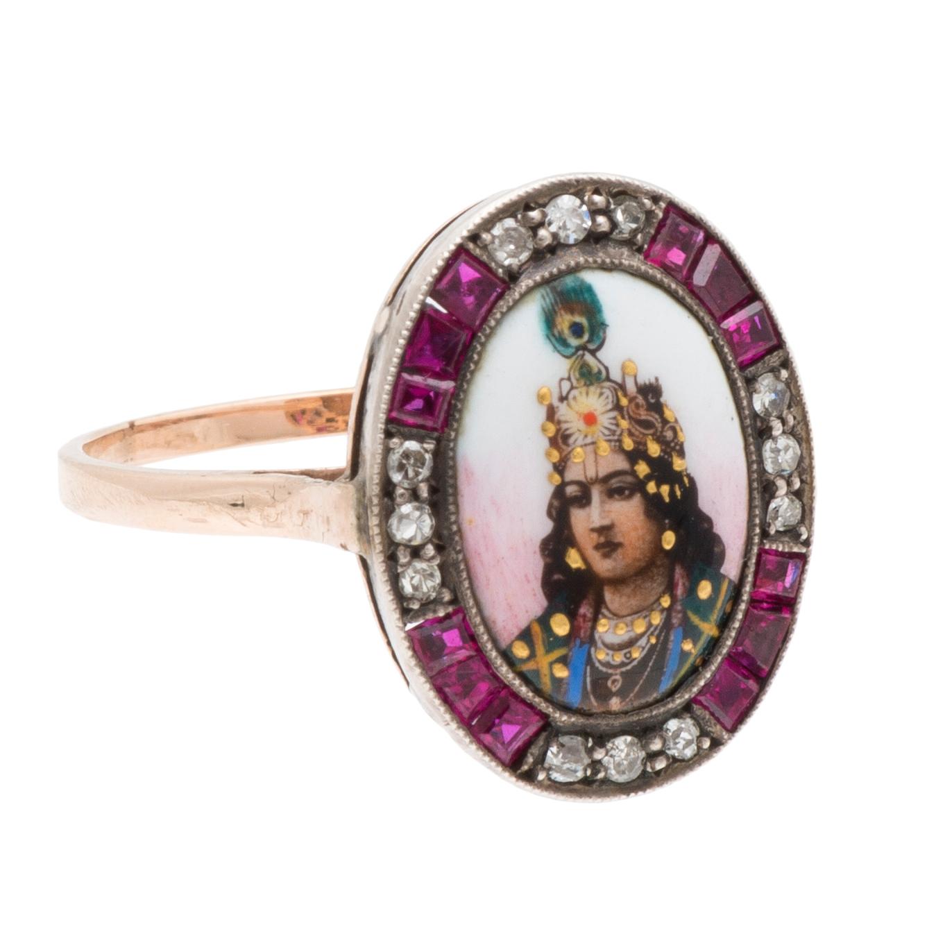 Ring with the God Krishna
India, probably Calcutta, c. 1900-1915
Rose gold, platinum, rubies and diamonds
Weight 3.1 gr., US size 7, UK size O

This delicate ring is composed of a rose gold hoop with square section which forks at the ends to support