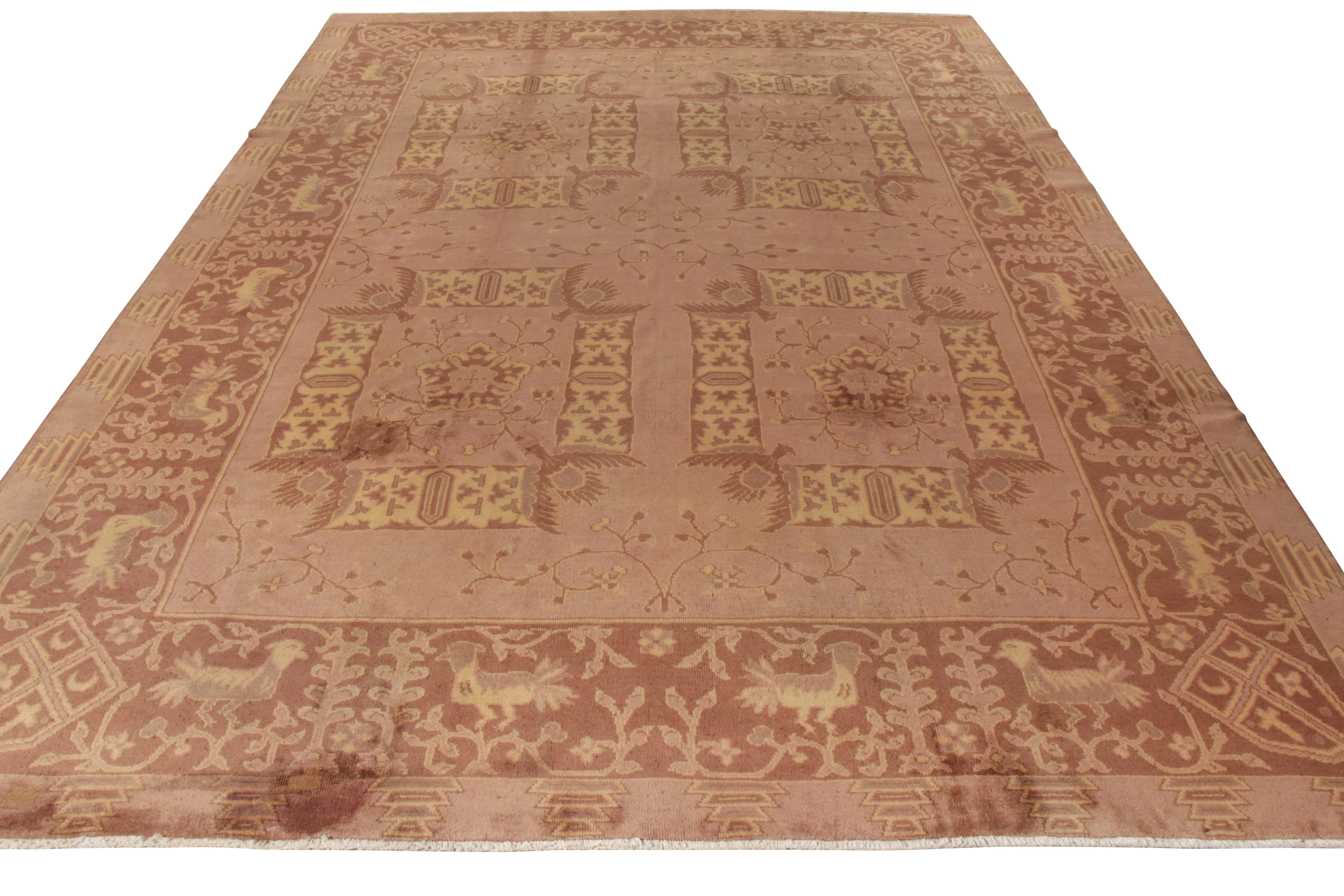 Handgeknüpfter Wollteppich, ein antiker indischer Teppich aus der Zeit um 1900-1910, der zur Antique & Vintage Kollektion von Rug & Kilim gehört. Dieser indochinesische Samarkand-Teppich im Format 9x13 ist Zeuge eines verlockenden Spiels der