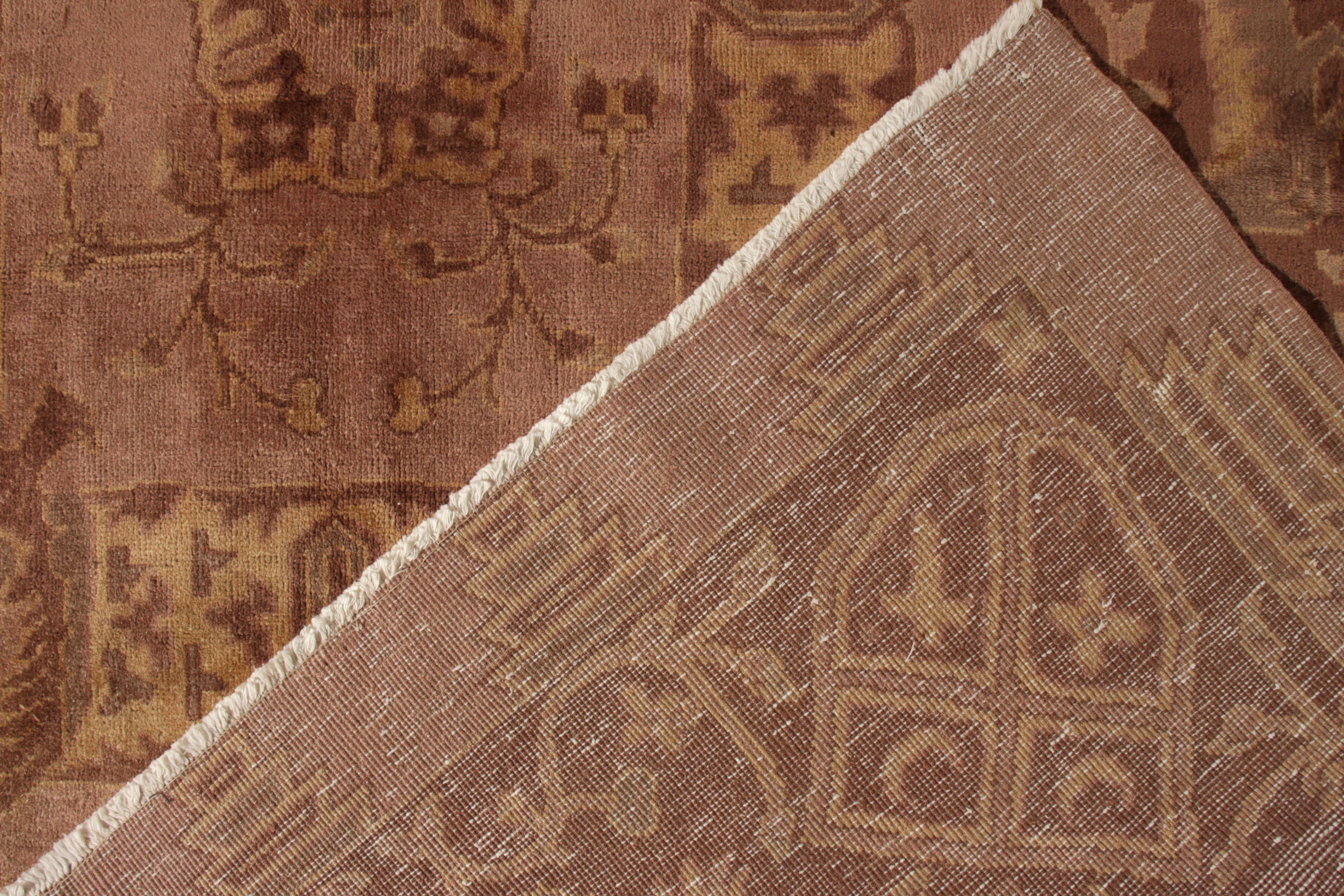 Antiker indischer Teppich in Violett, Braun, Gold mit Blumenmuster von Teppich & Kelim im Zustand „Gut“ im Angebot in Long Island City, NY