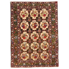 Tapis indien ancien avec détails floraux rouges, dorés et bleus