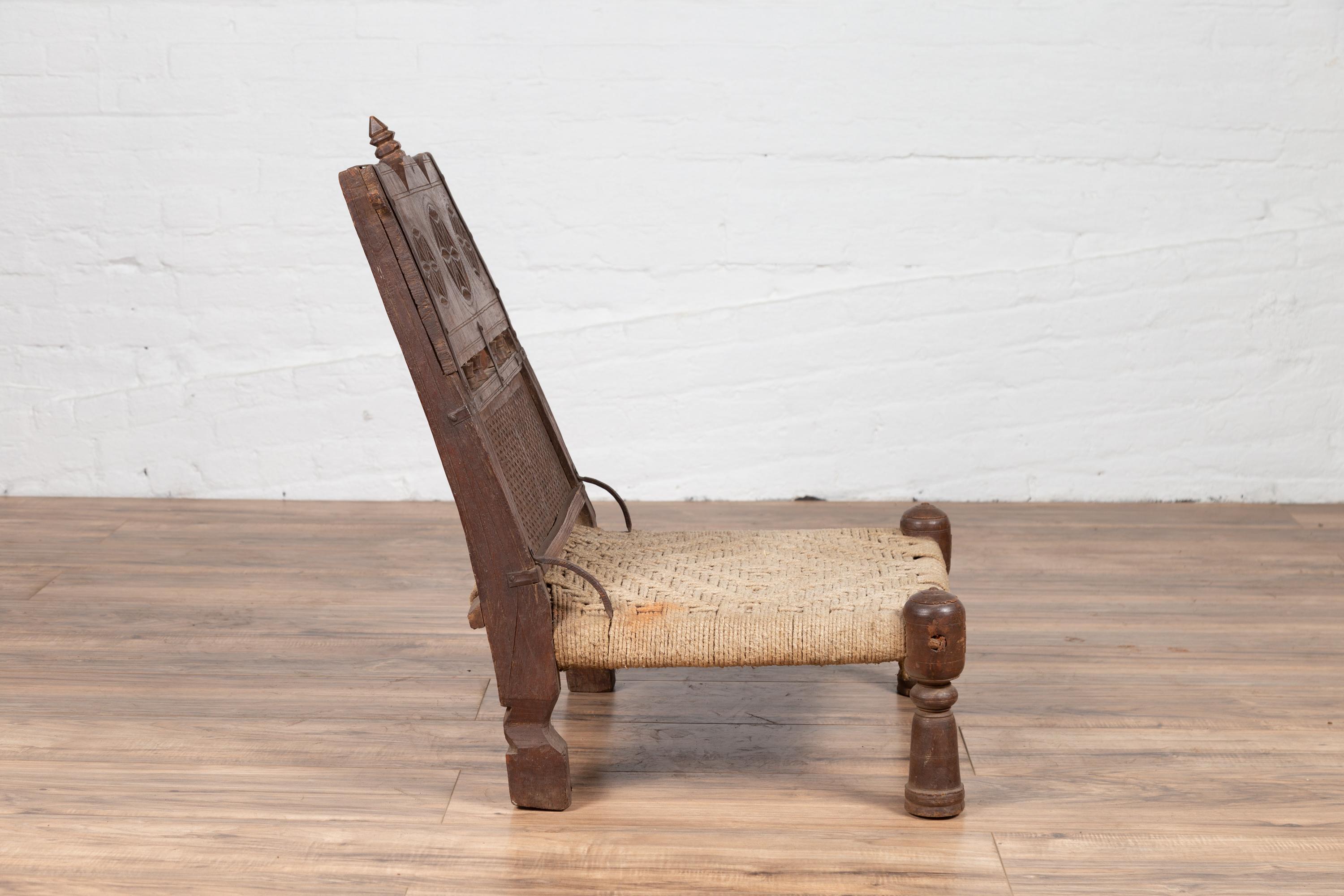Ancienne chaise indienne rustique à assise basse en bois avec rosettes sculptées et assise jumelle en vente 3