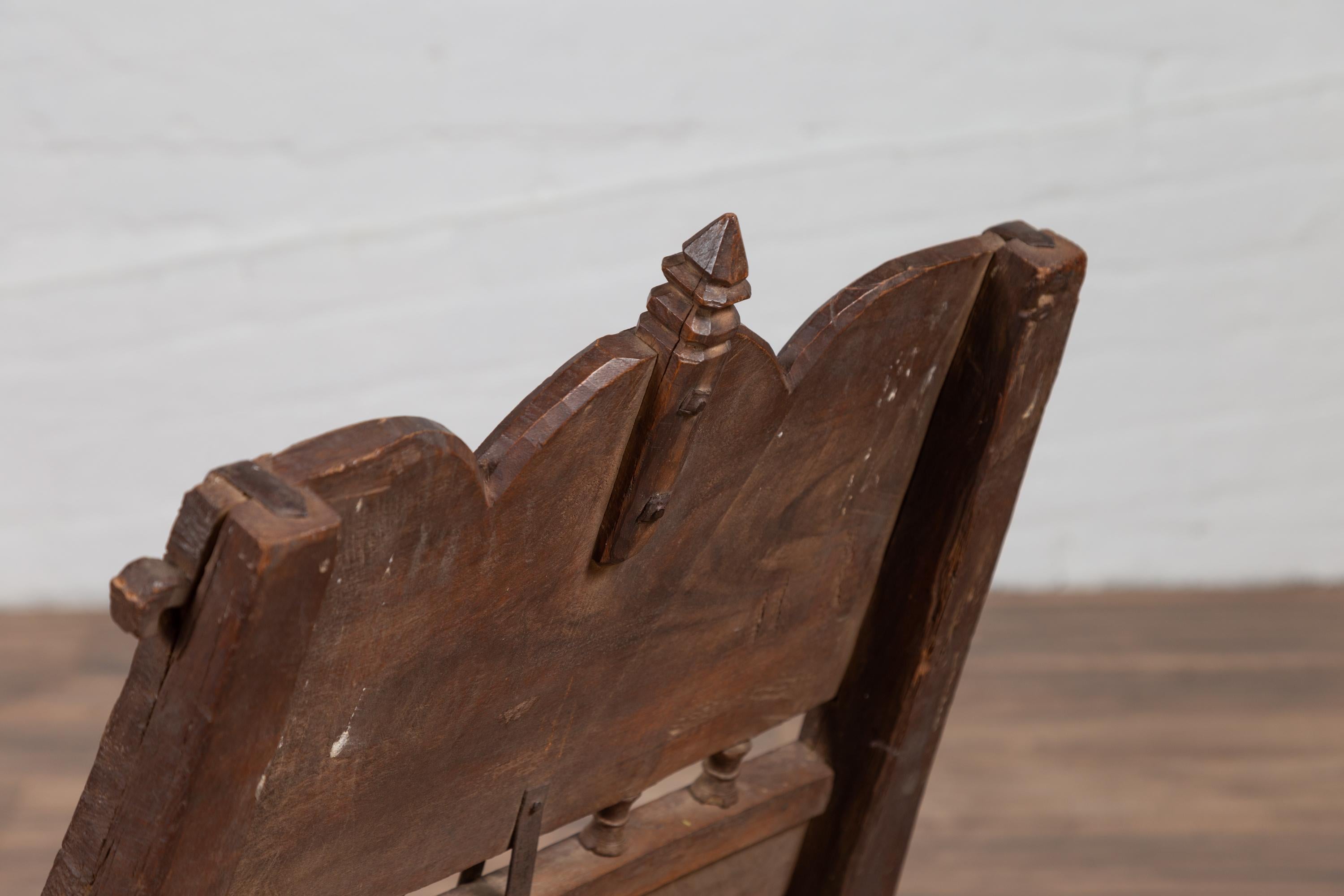 Ancienne chaise indienne rustique à assise basse en bois avec rosettes sculptées et assise jumelle en vente 6