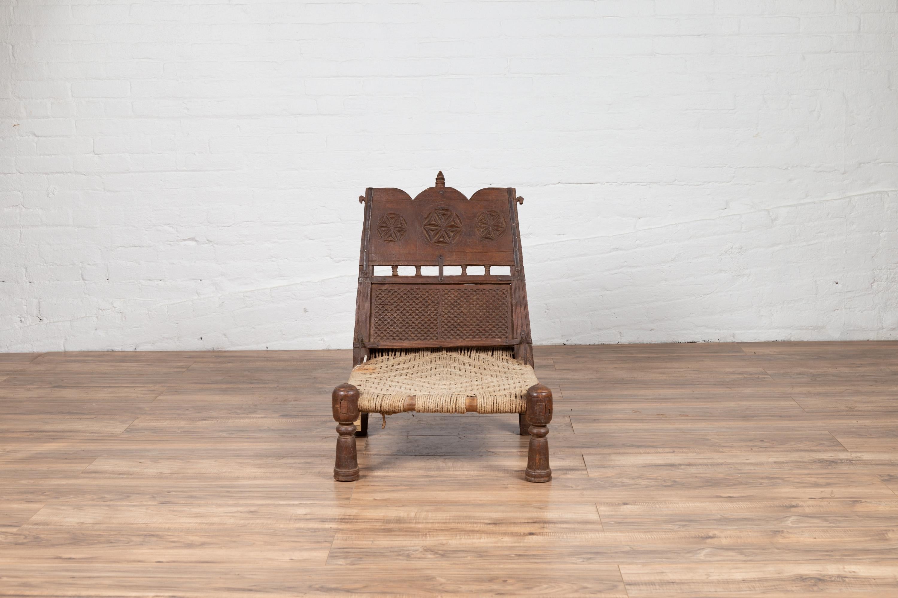 Rustique Ancienne chaise indienne rustique à assise basse en bois avec rosettes sculptées et assise jumelle en vente