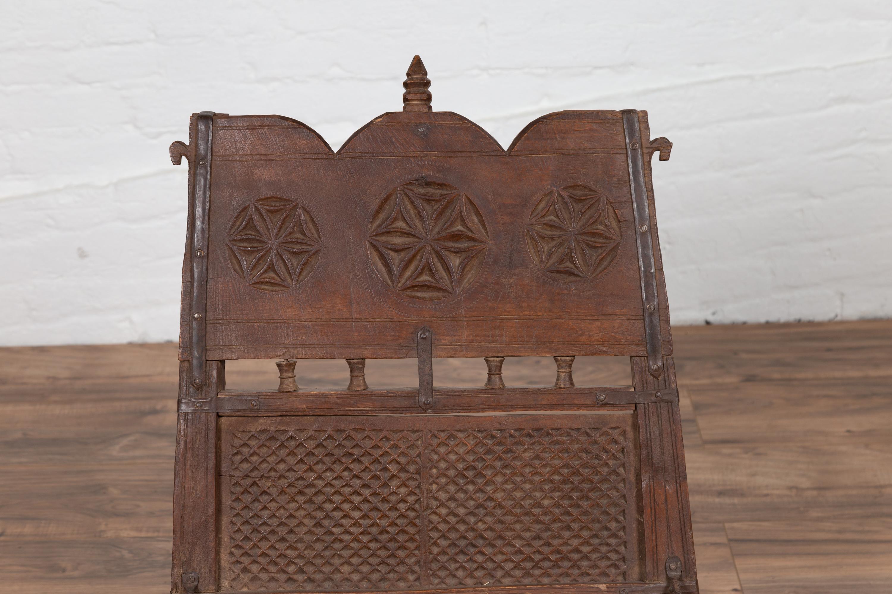 Indien Ancienne chaise indienne rustique à assise basse en bois avec rosettes sculptées et assise jumelle en vente