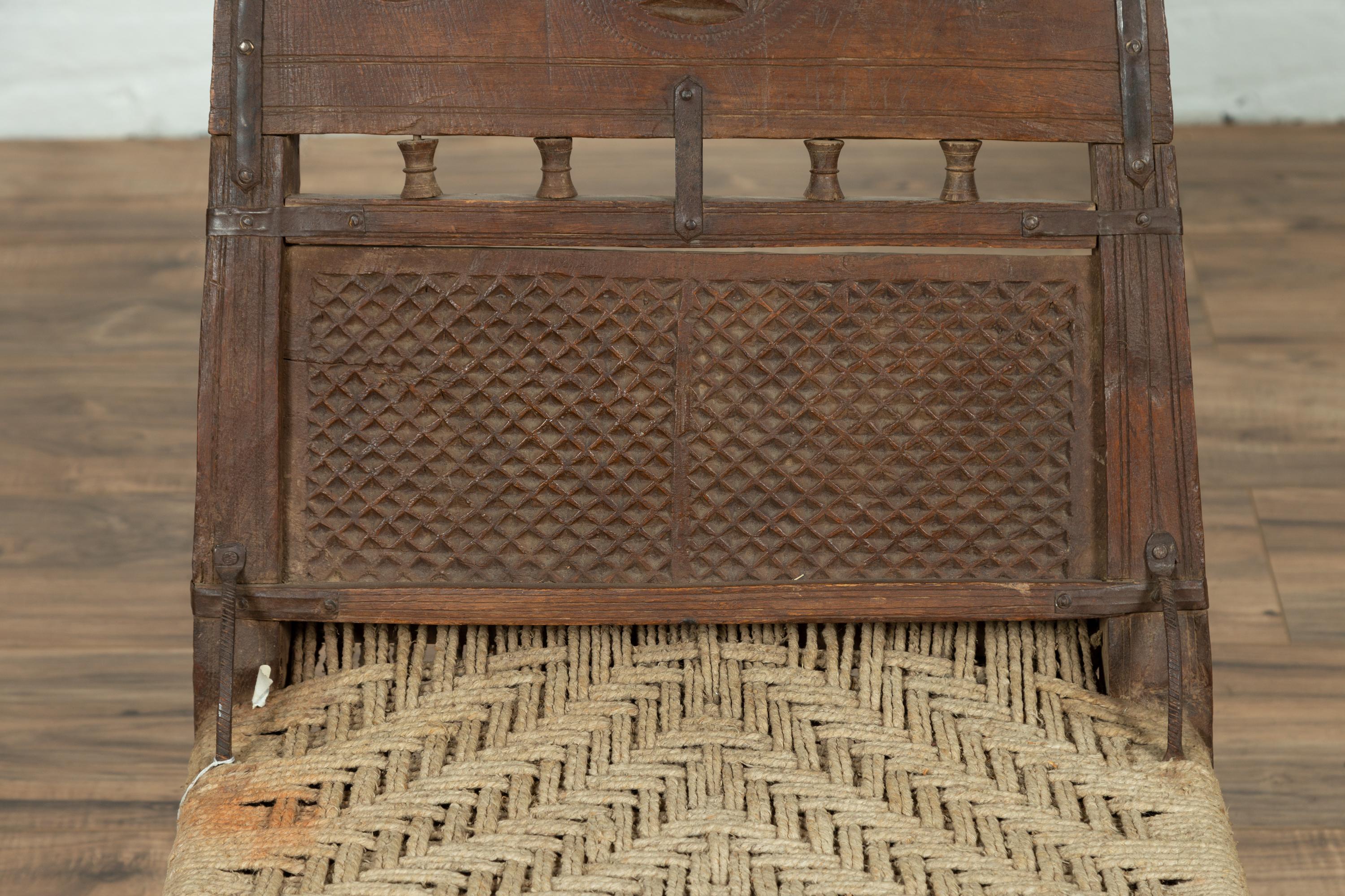 Sculpté à la main Ancienne chaise indienne rustique à assise basse en bois avec rosettes sculptées et assise jumelle en vente