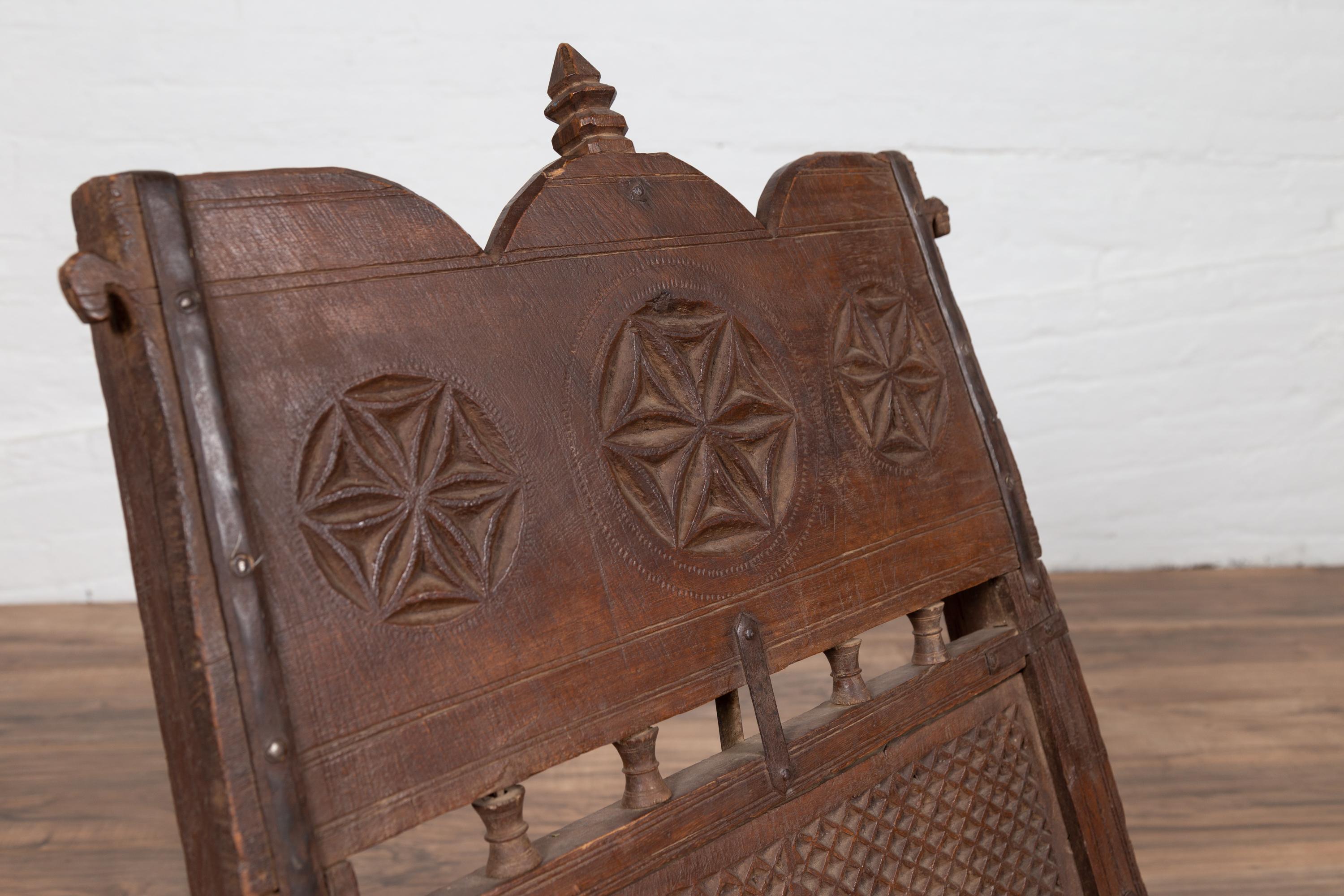 Ficelle Ancienne chaise indienne rustique à assise basse en bois avec rosettes sculptées et assise jumelle en vente