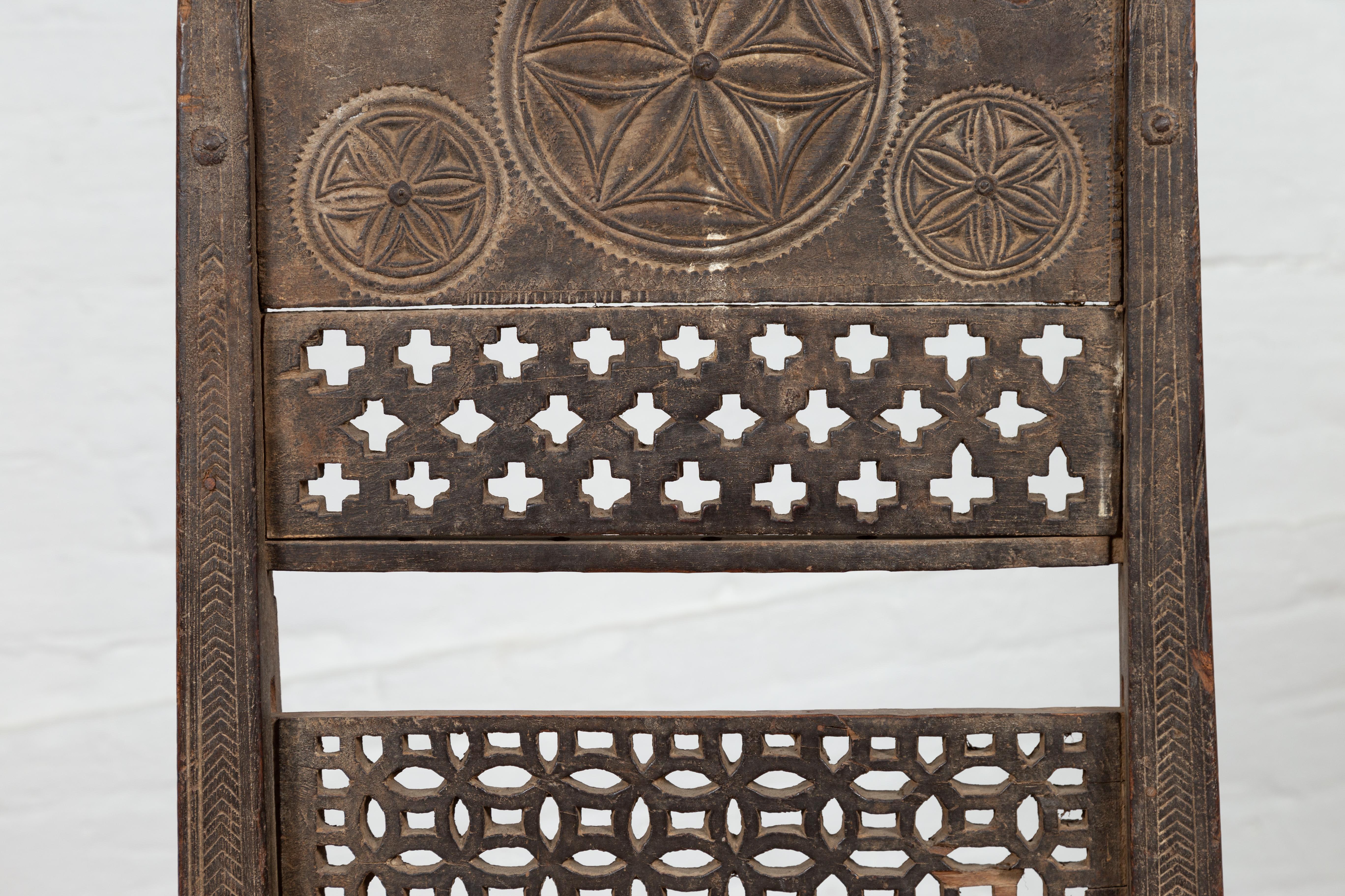 Antiker, rustikaler, niedriger indischer Holzstuhl mit Laubsägearbeiten und Rosetten, antik im Angebot 6