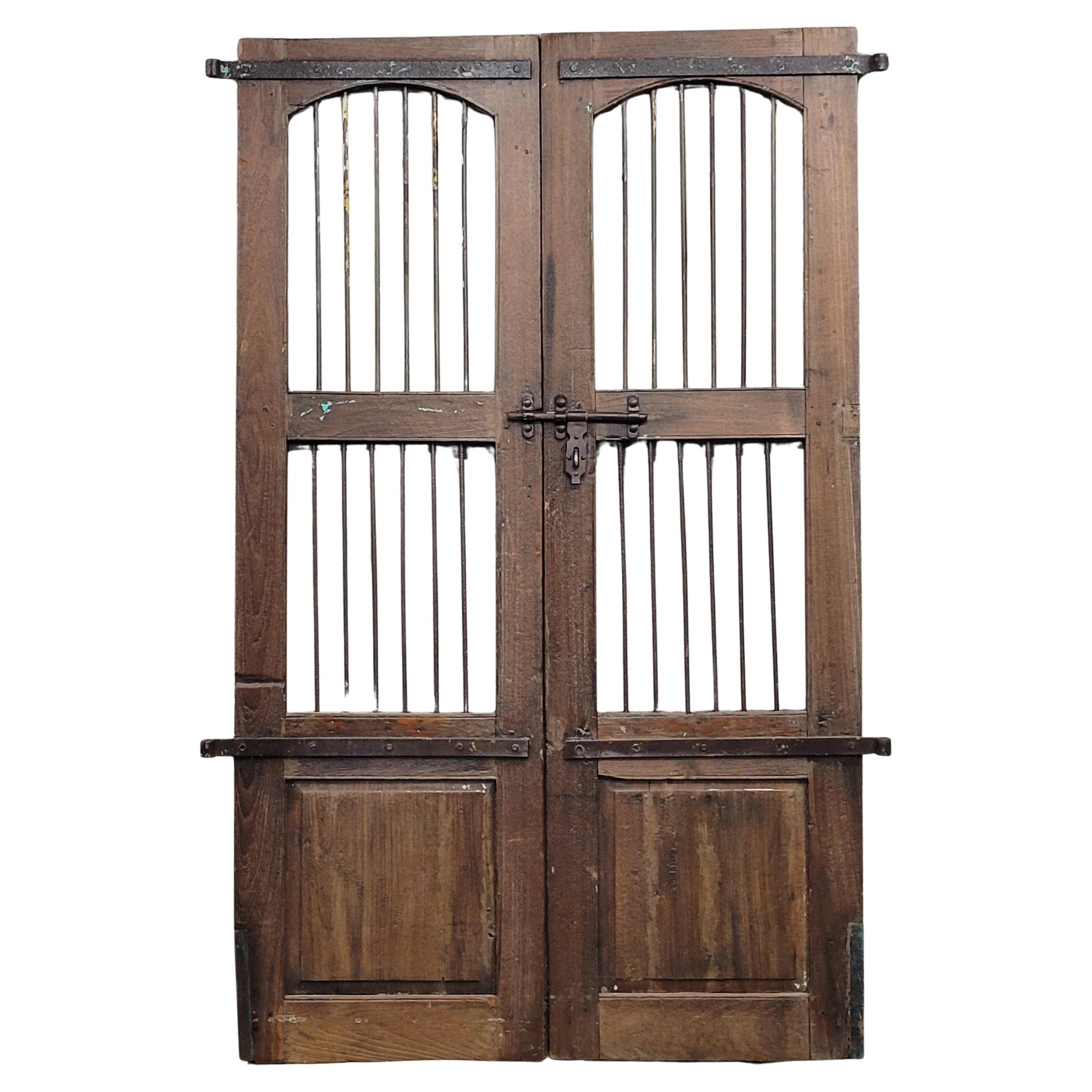 Antiguas puertas indias rústicas de teca y hierro