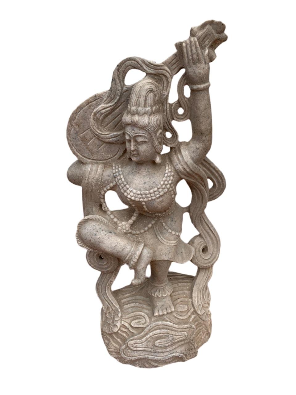 Antique Indian Saraswati Godess Indoor/Outdoor Stone Sculpture

Cette magnifique sculpture antique serait un excellent ajout à votre jardin ou à votre salle de méditation/yoga. Dans la mythologie hindoue, Saraswati est l'épouse divine du Seigneur