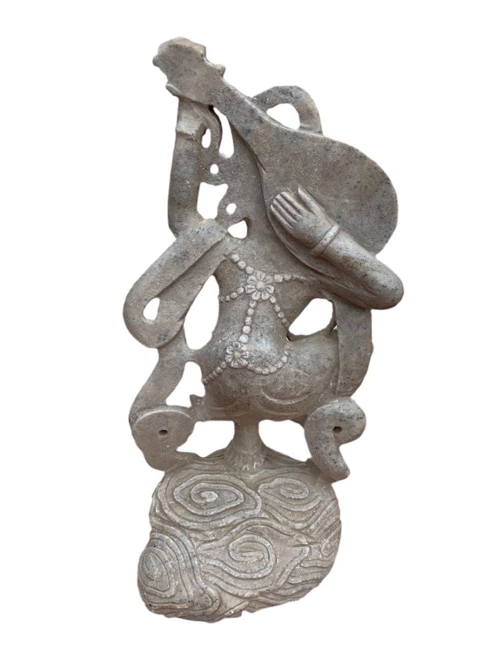 Rustique Antique Indian Saraswati Godess Indoor/Outdoor Stone Sculpture en vente