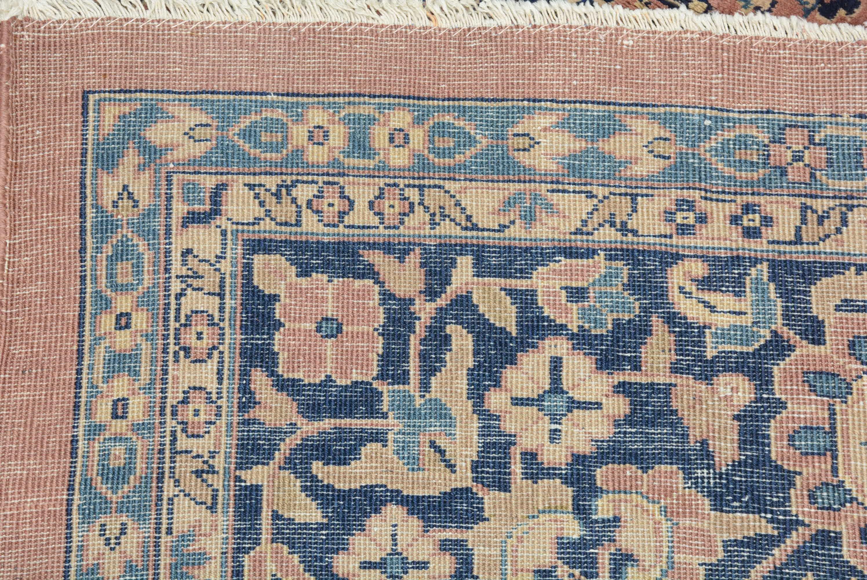Antiker indischer Sarouk-Teppich im Zustand „Hervorragend“ im Angebot in Closter, NJ