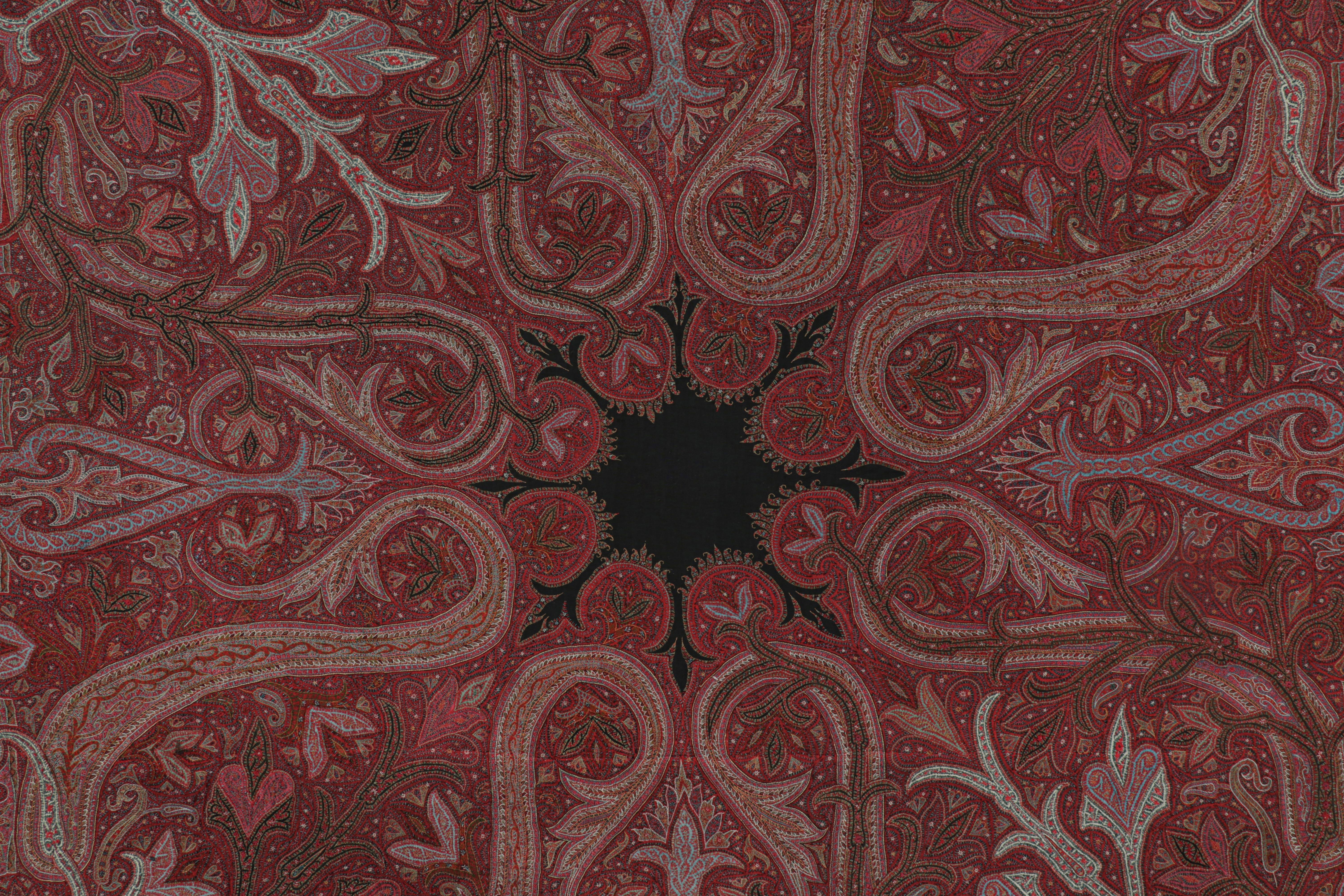 Indiano Antico scialle indiano in borgogna con fiori e medaglione nero  Rug & Kilim in vendita
