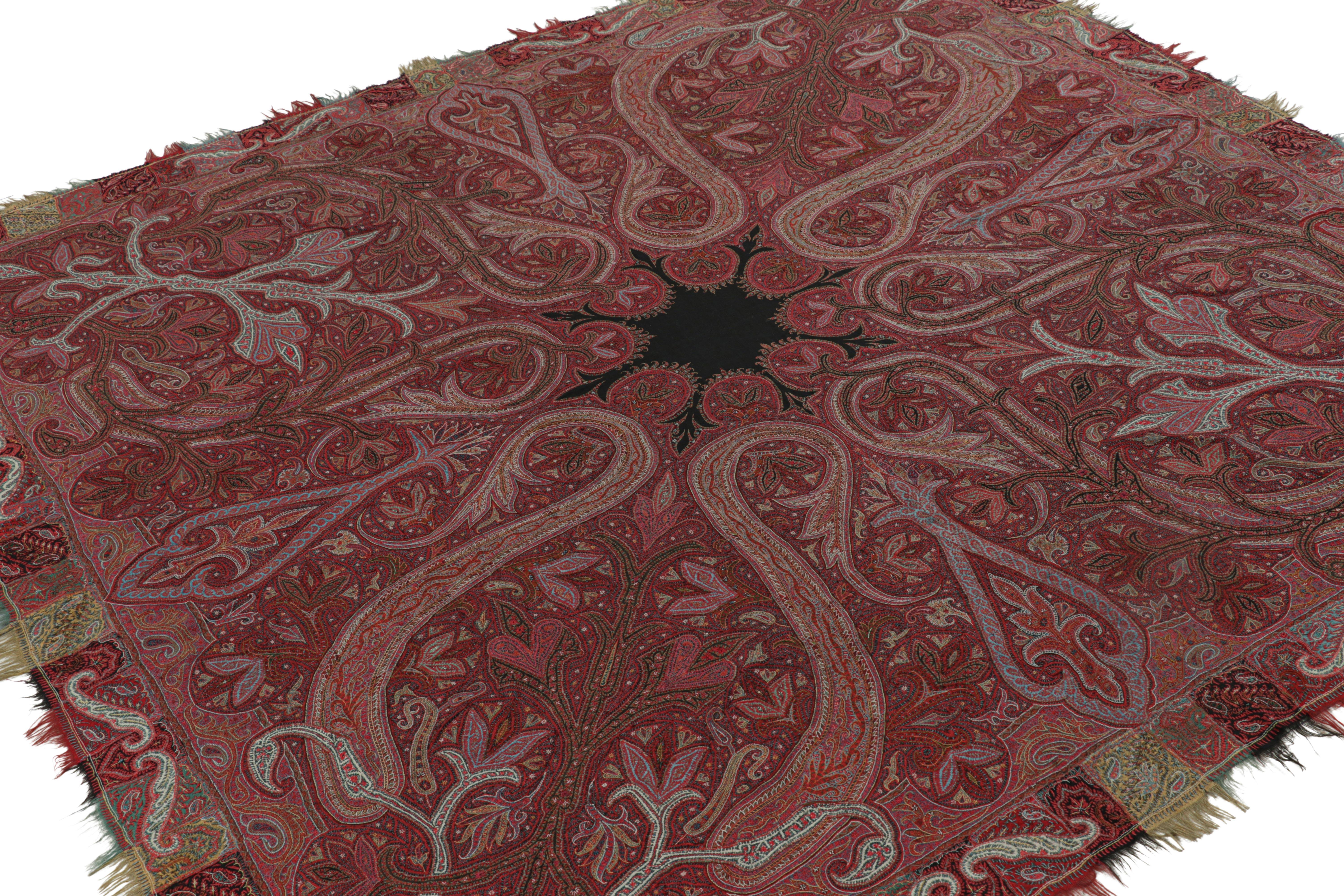 Tessuto a mano Antico scialle indiano in borgogna con fiori e medaglione nero  Rug & Kilim in vendita