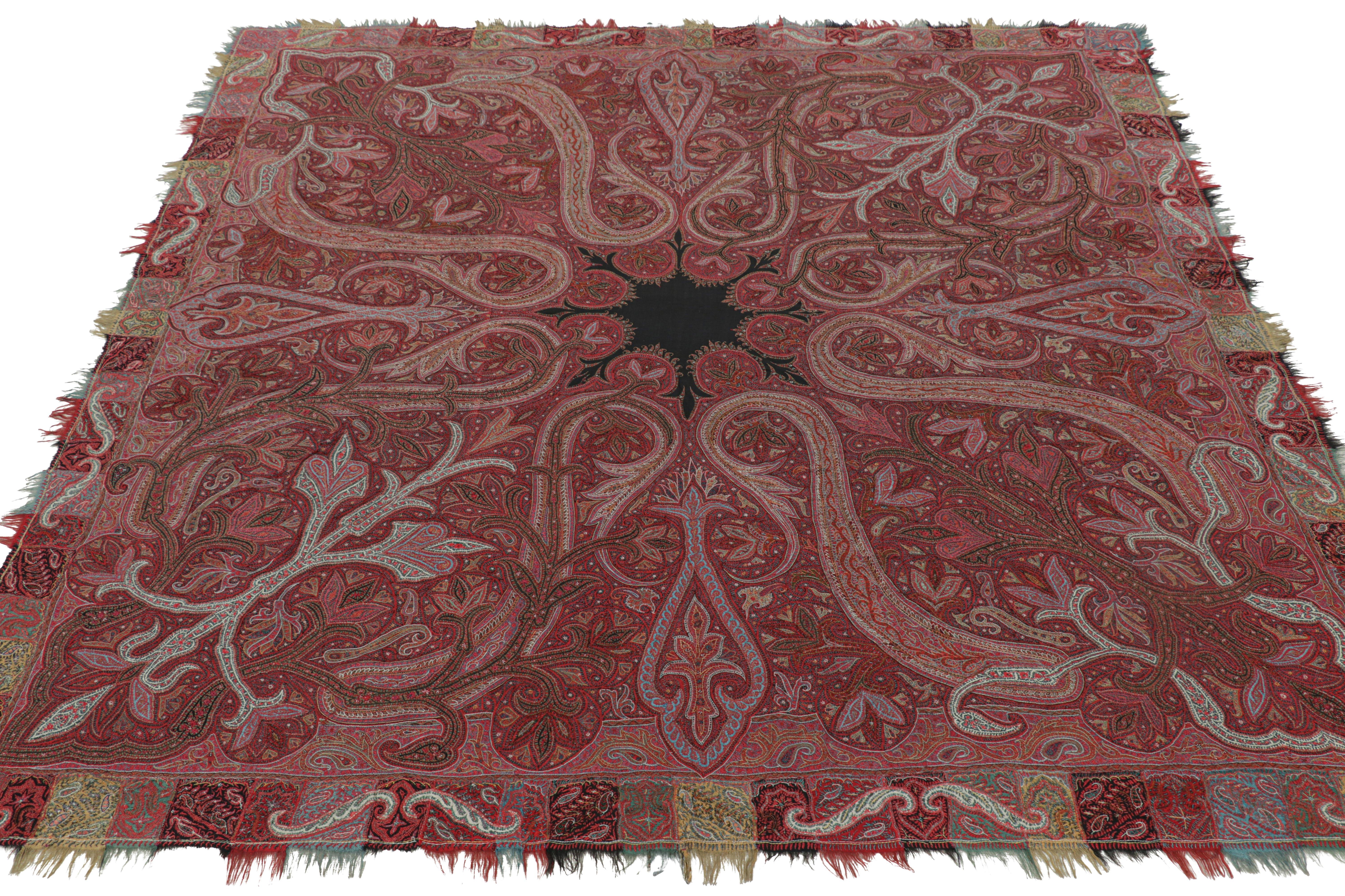 Antico scialle indiano in borgogna con fiori e medaglione nero  Rug & Kilim In condizioni buone in vendita a Long Island City, NY