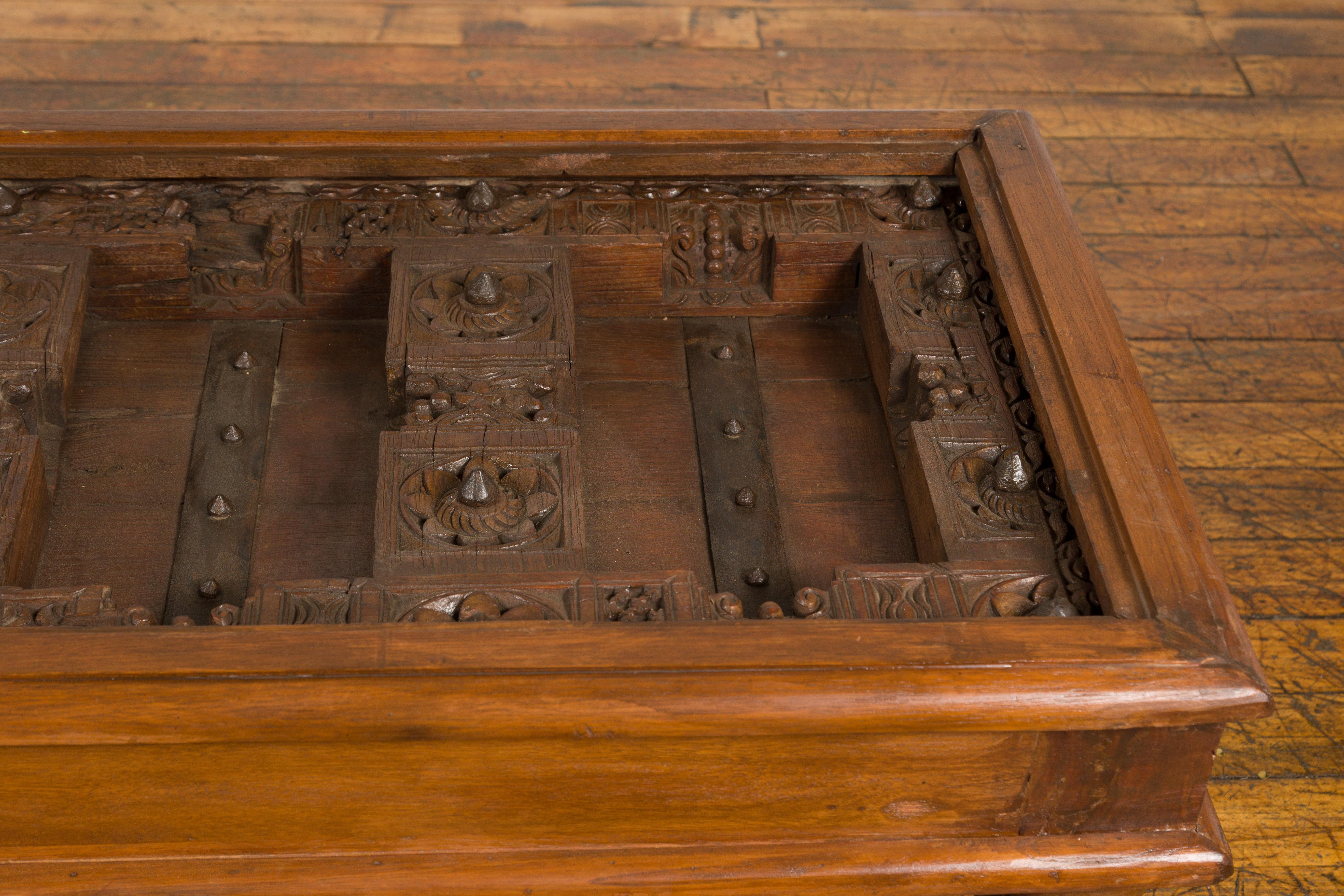 Sculpté Ancienne porte extérieure indienne en bois de Sheesham et fer transformée en table basse en vente