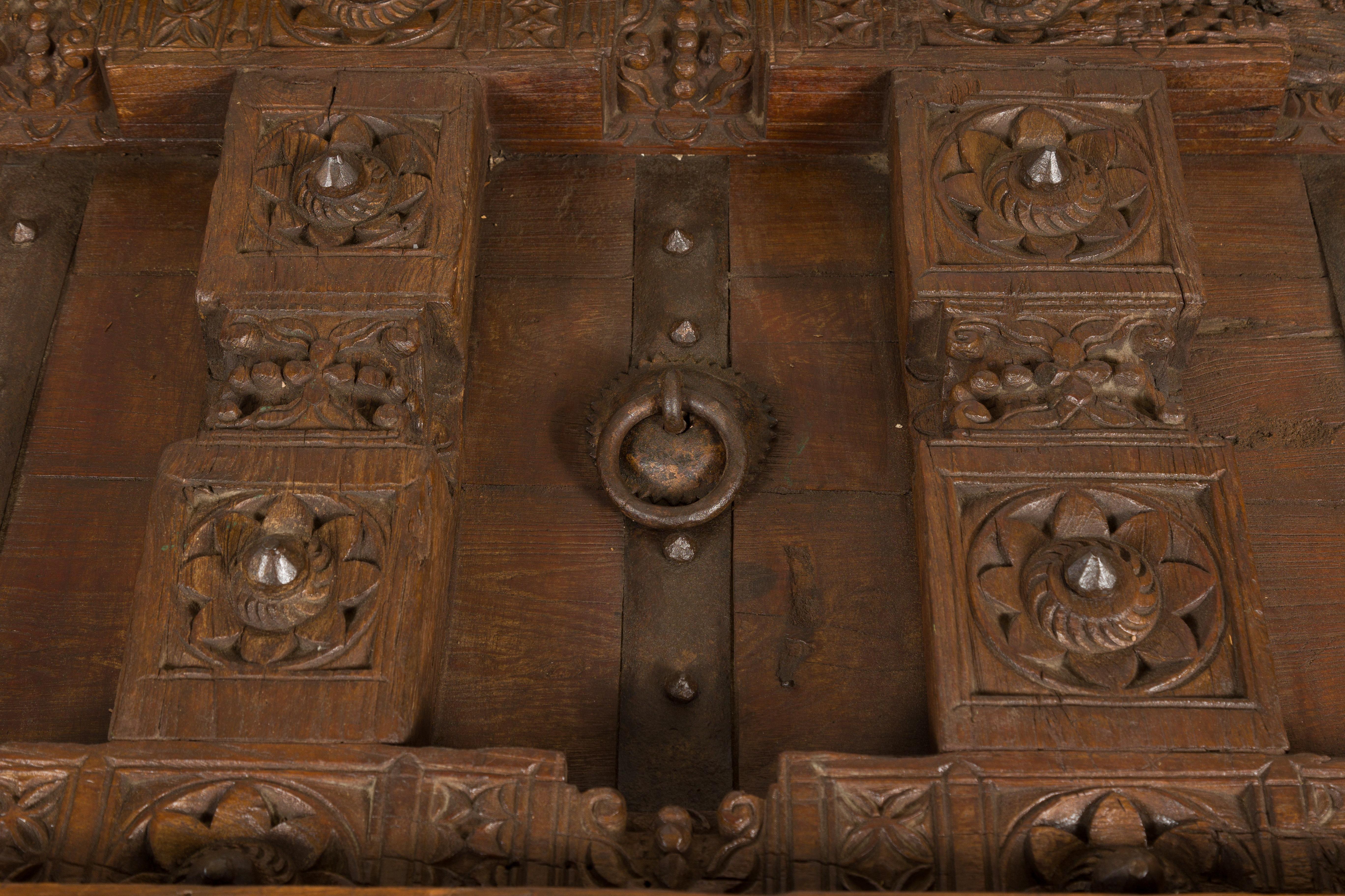 XIXe siècle Ancienne porte extérieure indienne en bois de Sheesham et fer transformée en table basse en vente