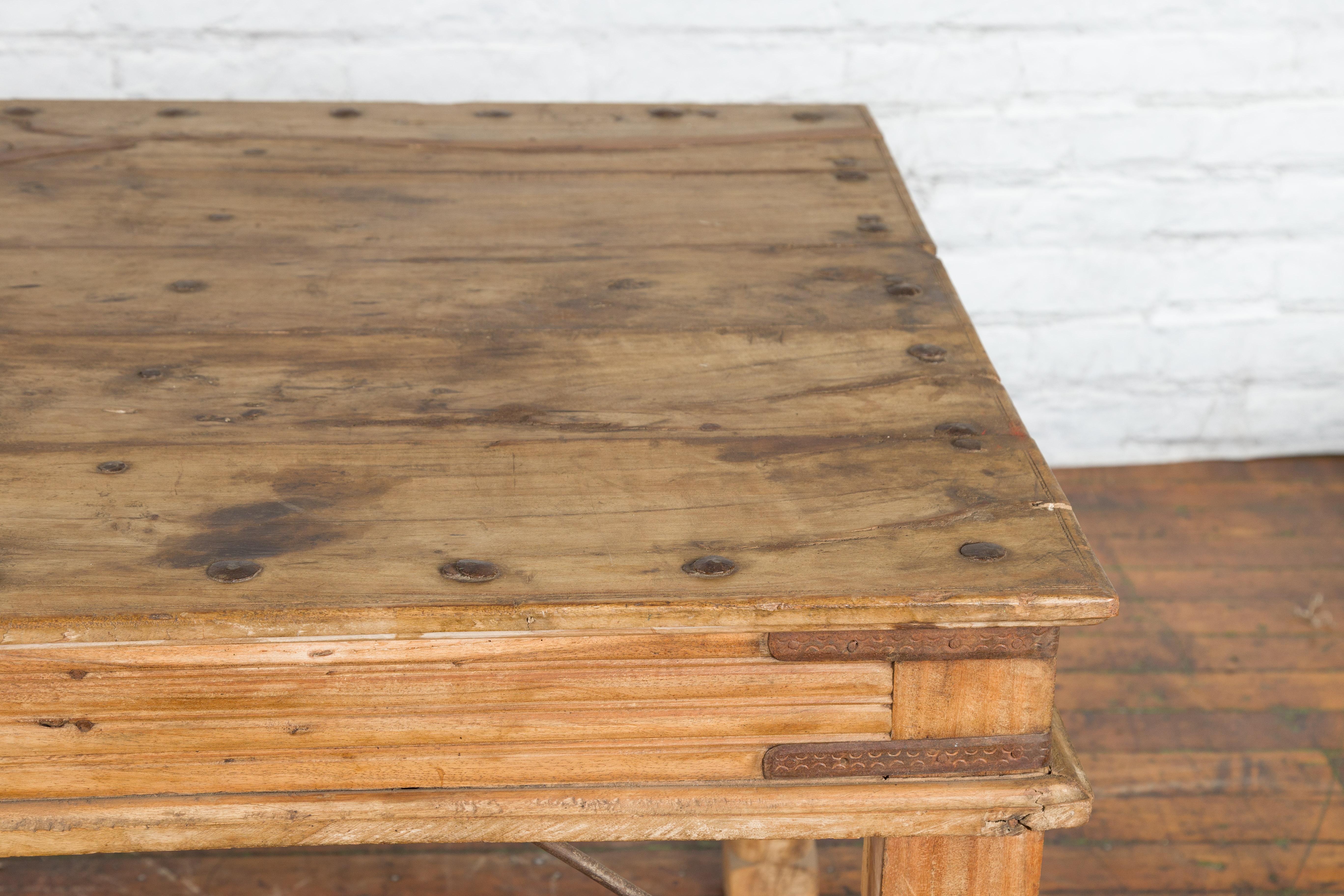 Table de salle à manger indienne ancienne en bois de Sheesham avec accents en fer en vente 4